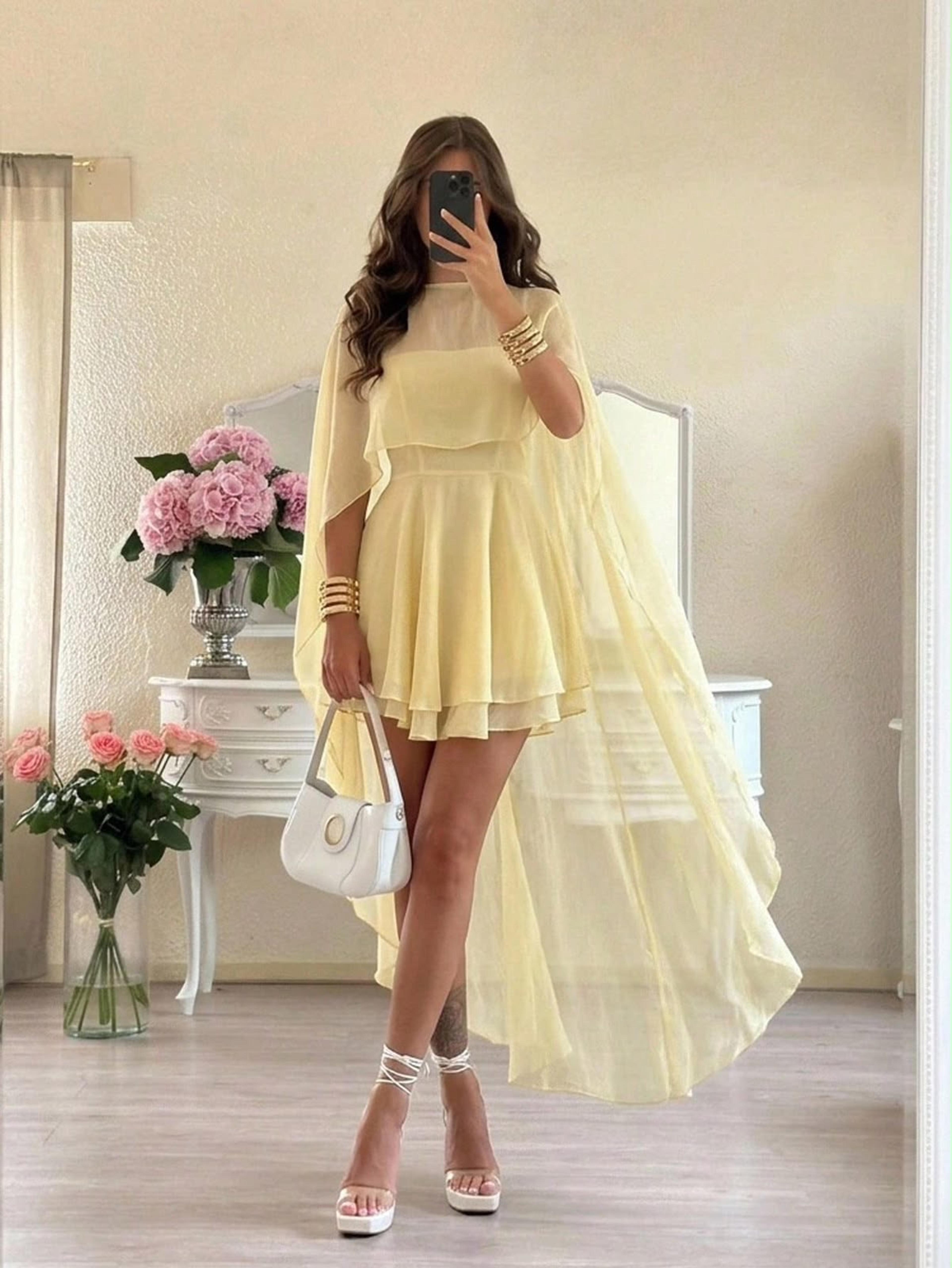 Vestido corto con una capa vista 1