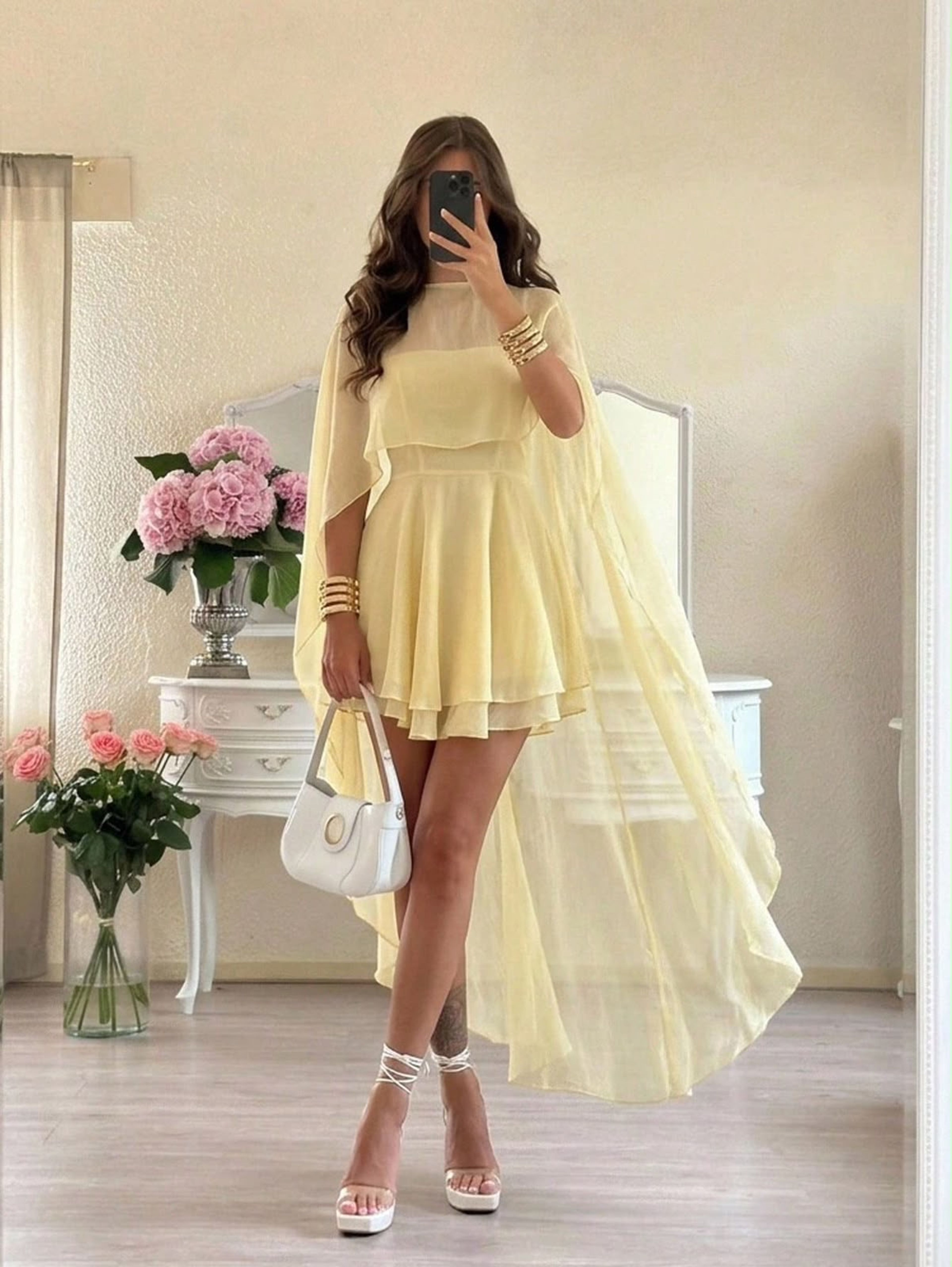 Vestido corto con una capa