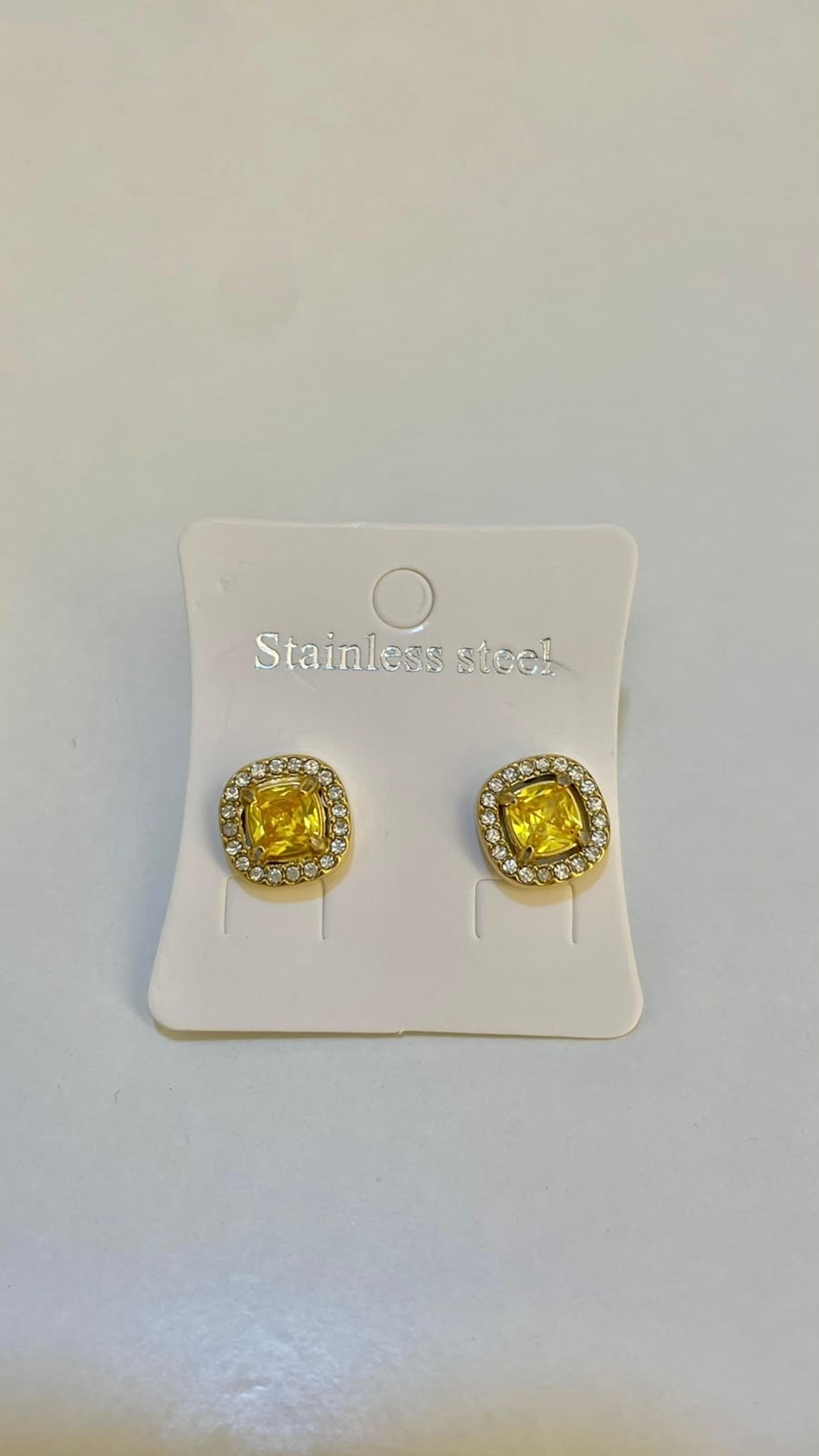 Aretes con pedrería vista 3