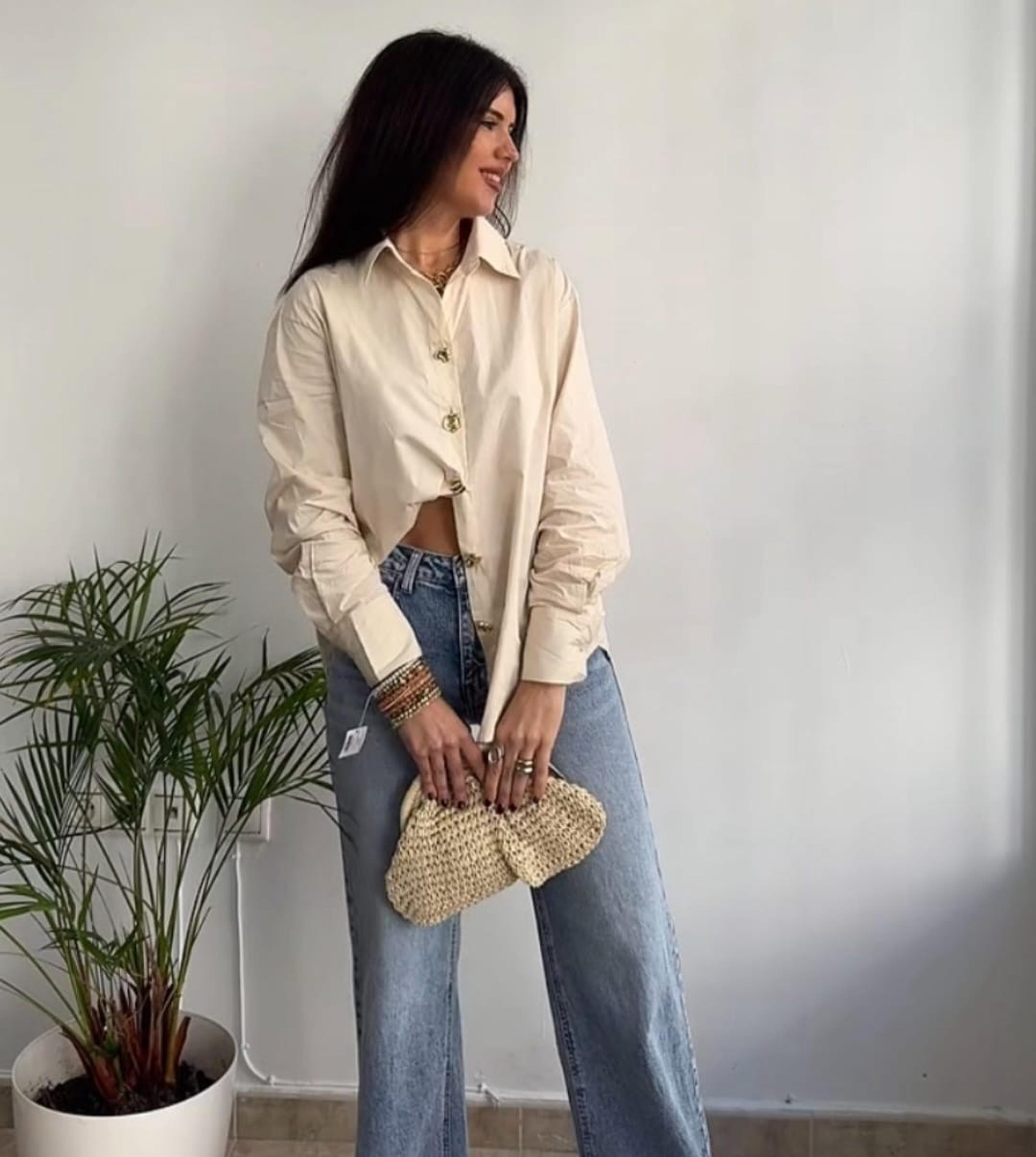 Blusa elegante con broches 