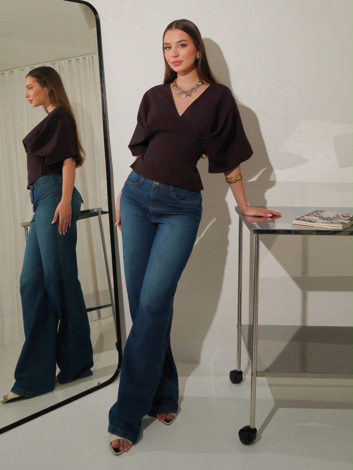 Shirt with round sleeves and fitted waist