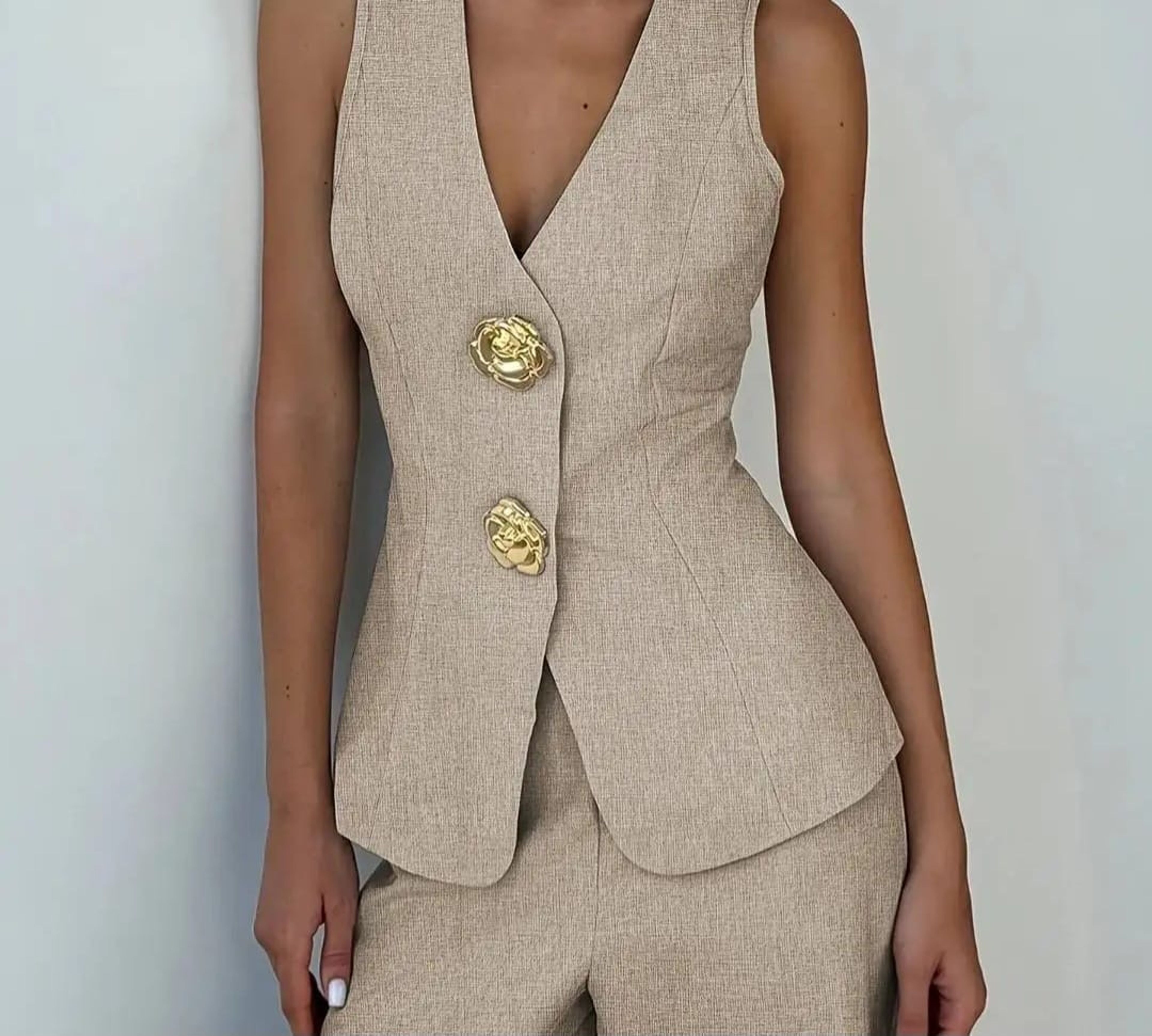 Blouse with gold clasps