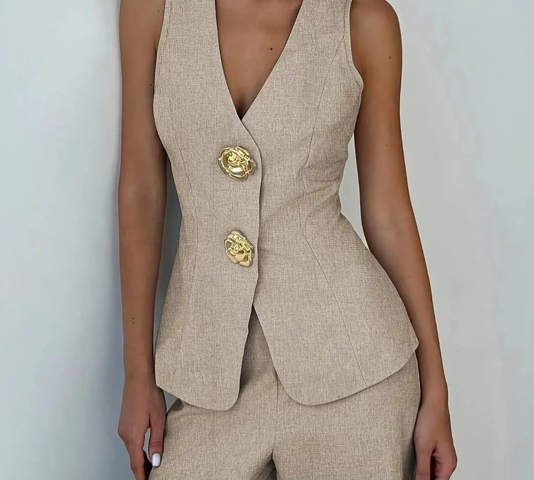 Blusa con broches dorados