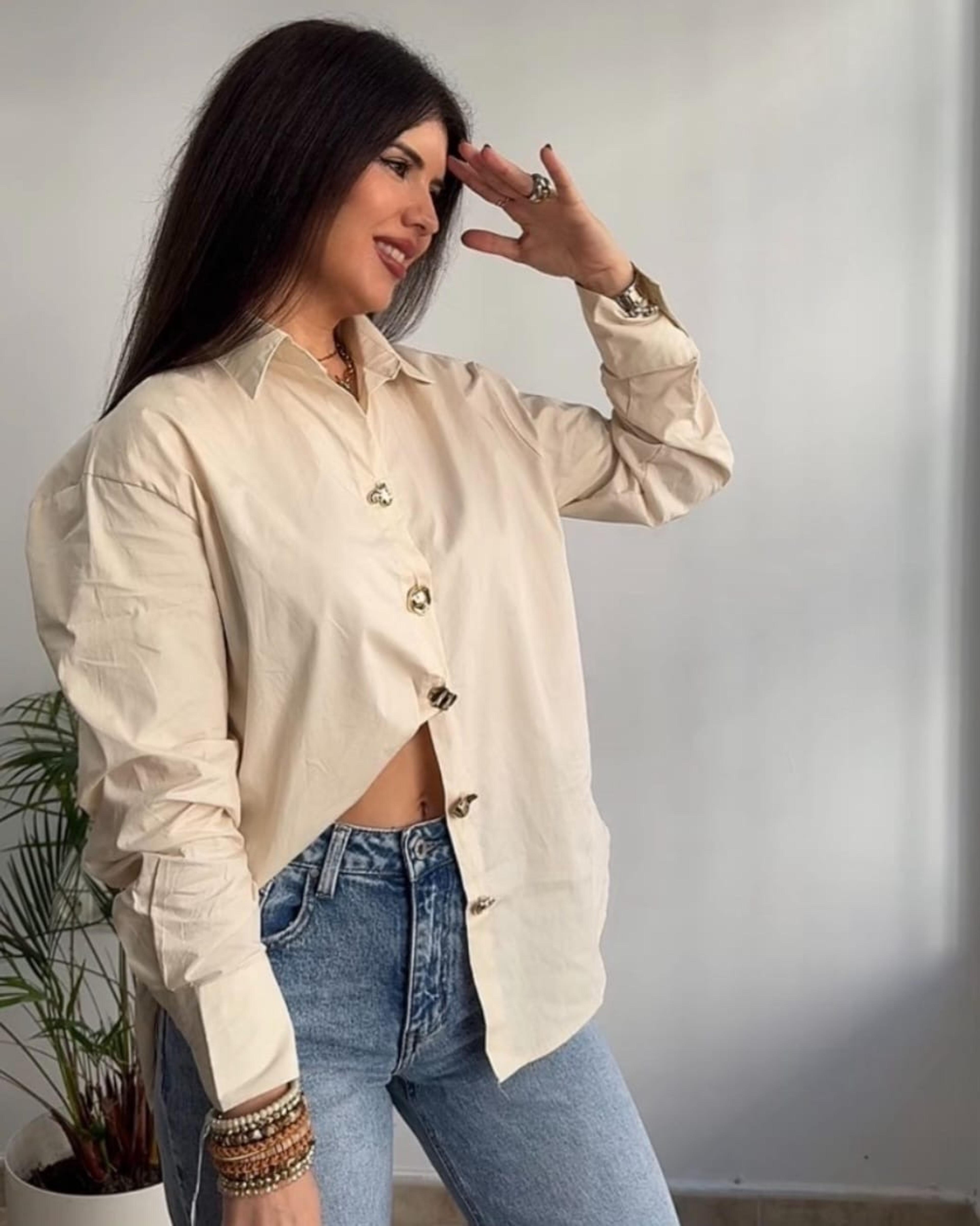 Blusa elegante con broches  vista 2