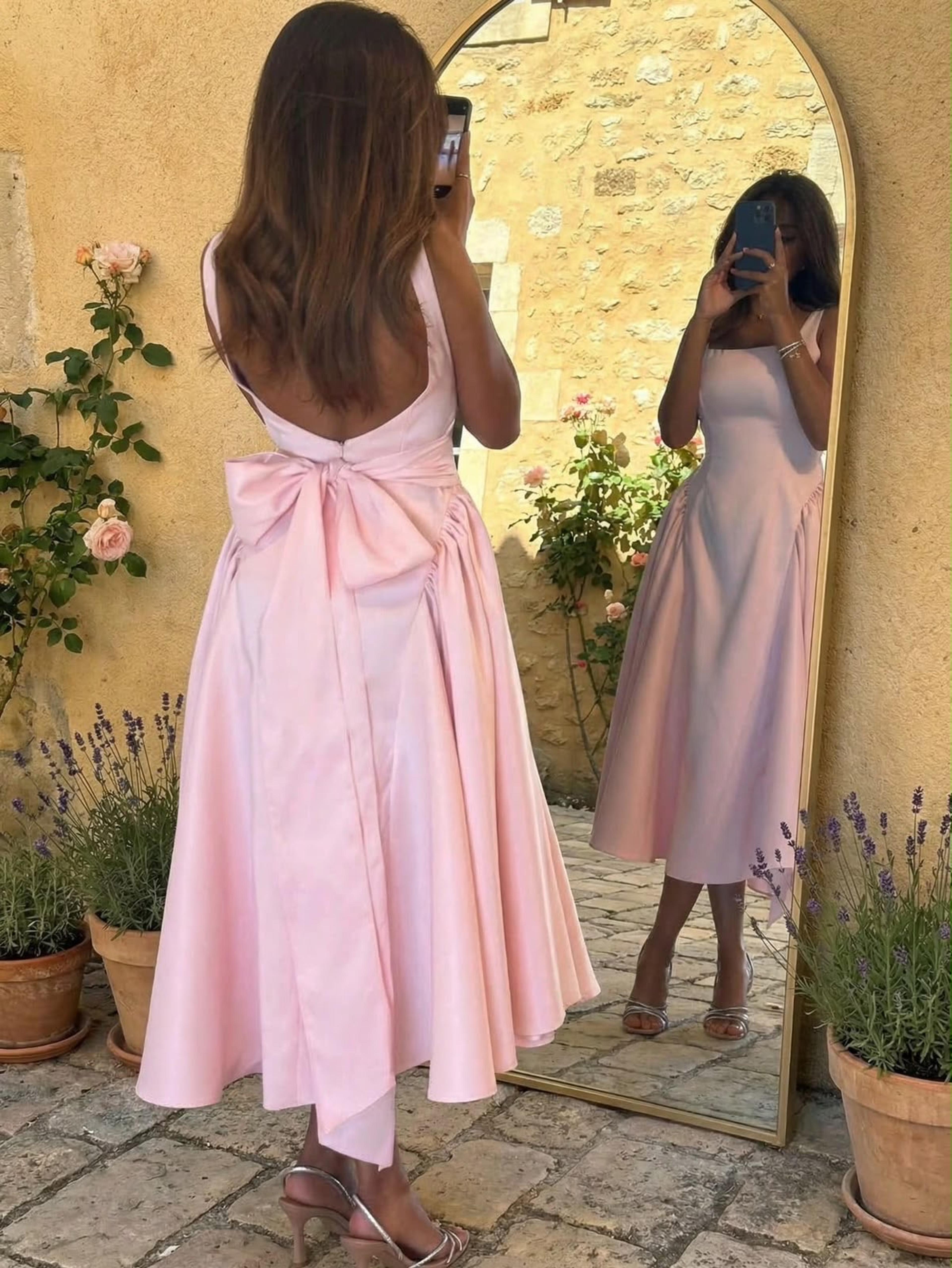 Long dress with bow at the back view 2