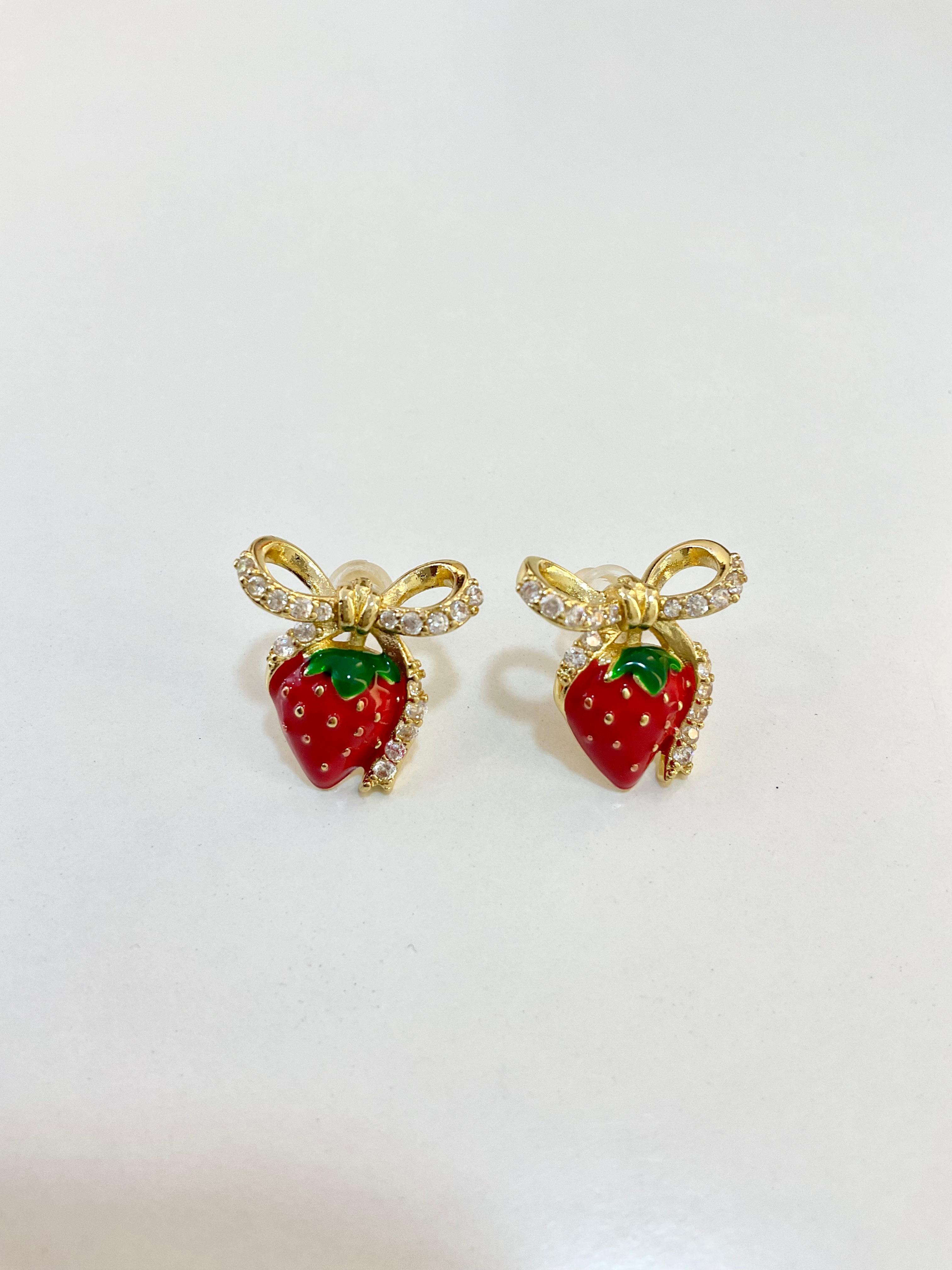Aretes con forma de fresa roja