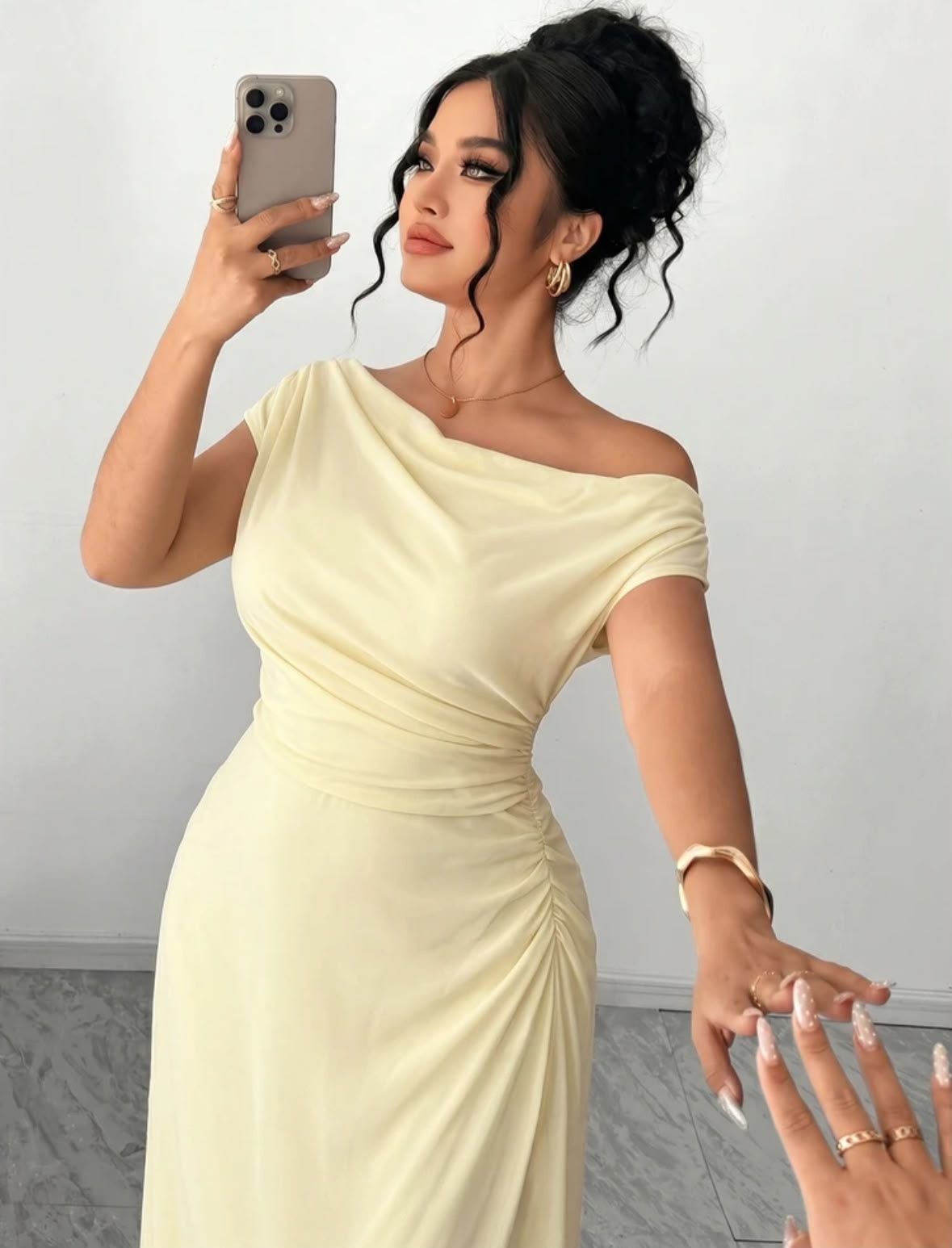 Elegant dress with dropped sleeves to the shoulder