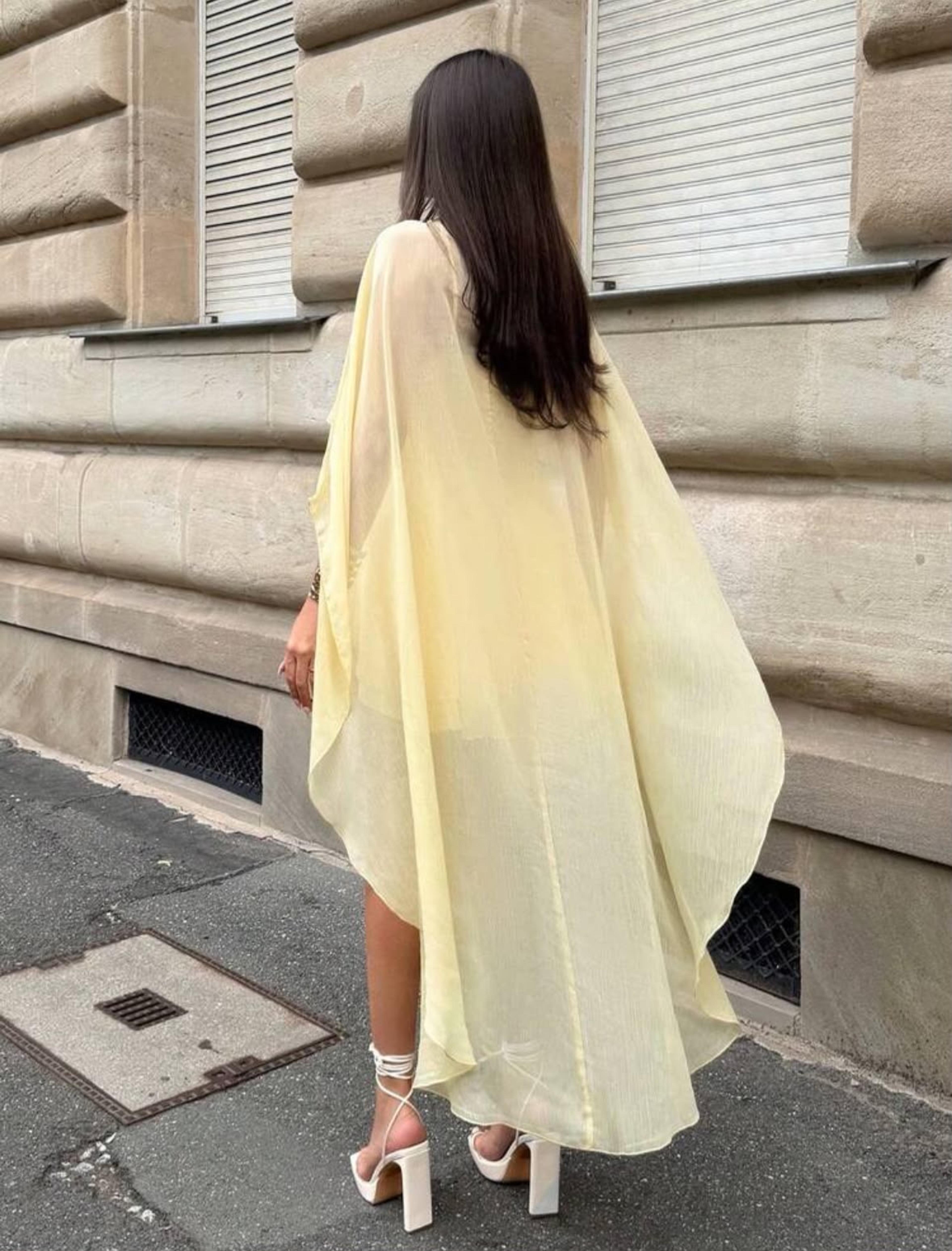Vestido corto con una capa vista 2