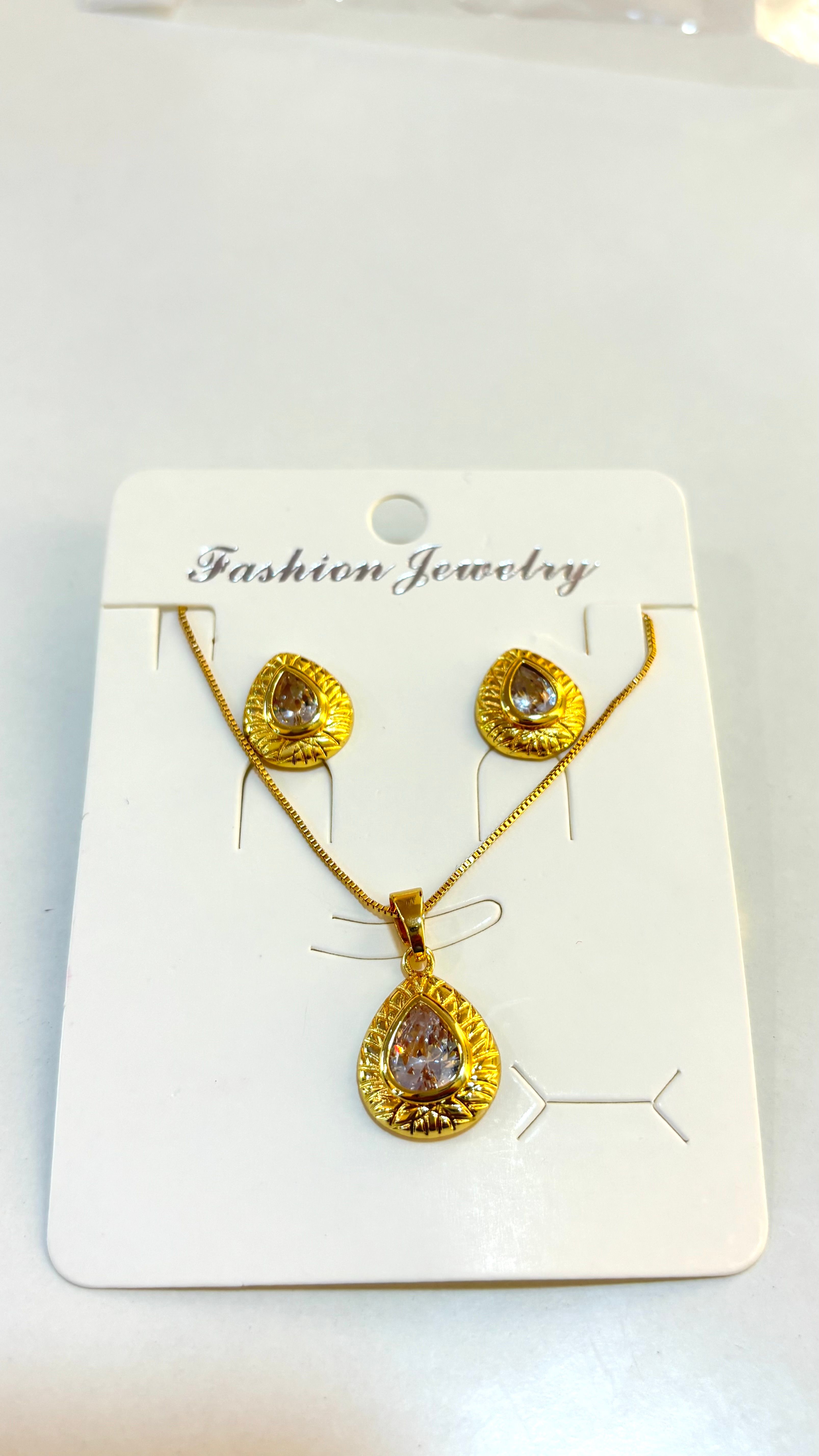 Set cadena y arete con diseño de gota
