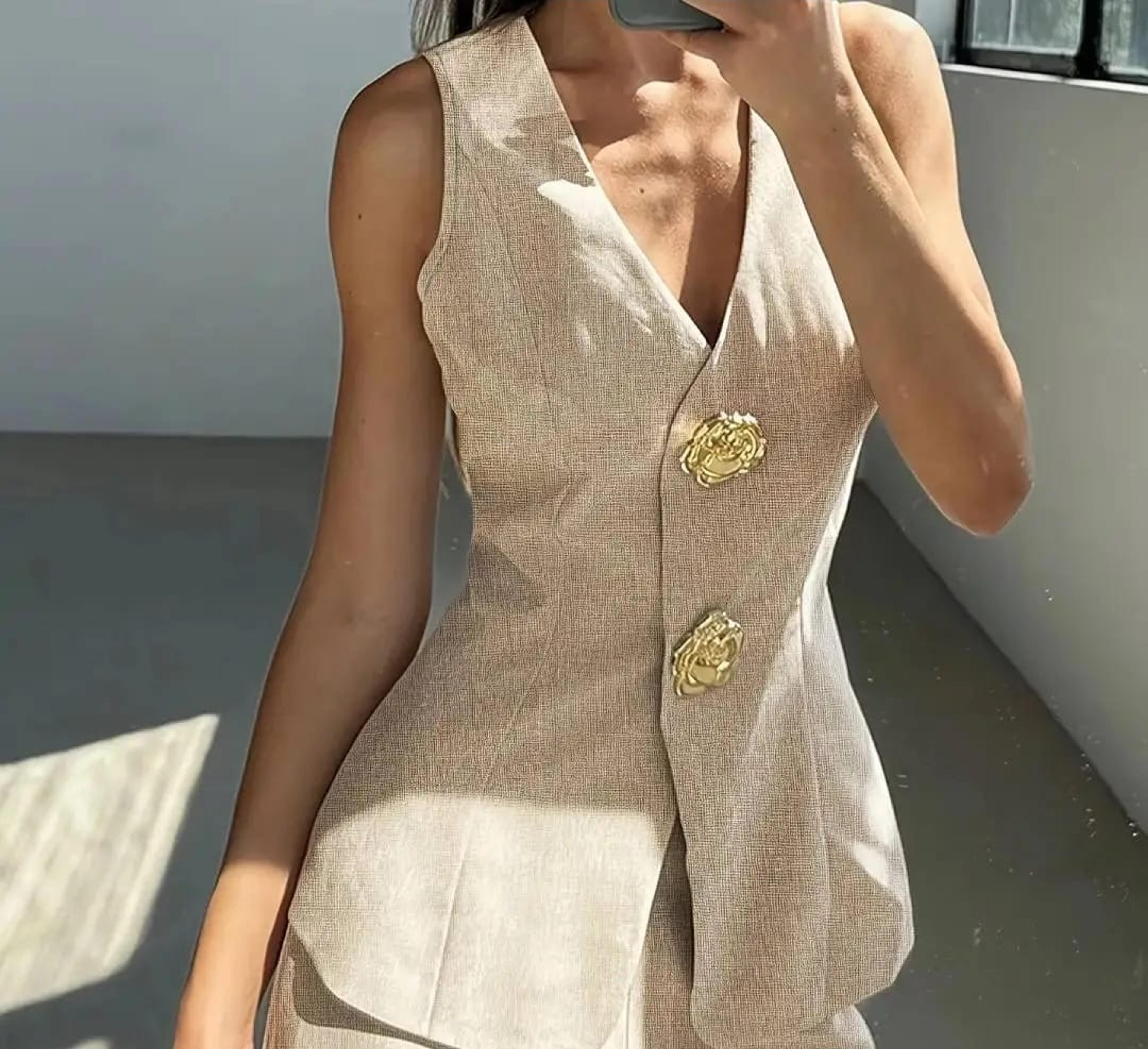 Blusa con broches dorados vista 2