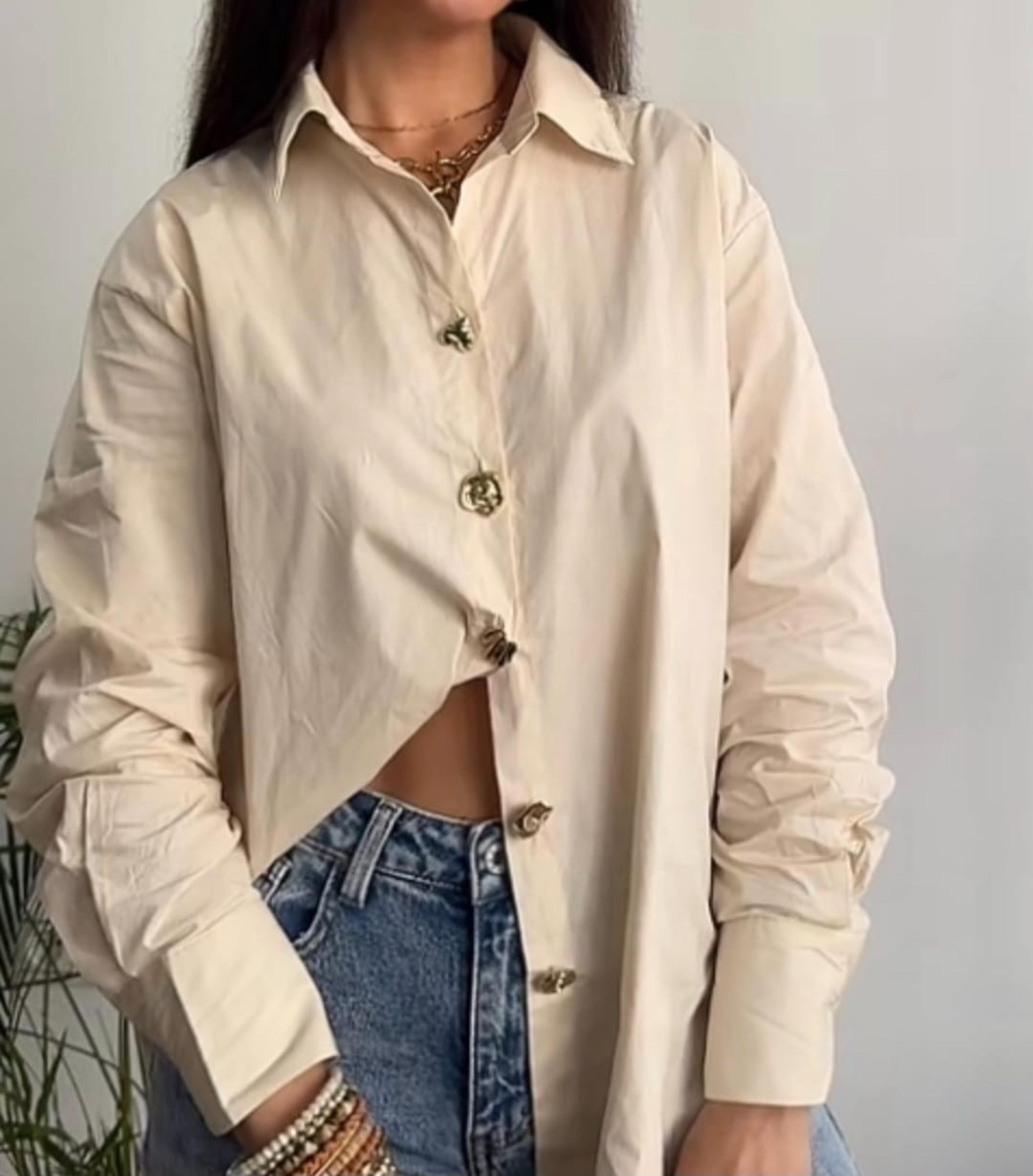 Blusa elegante con broches  vista 3