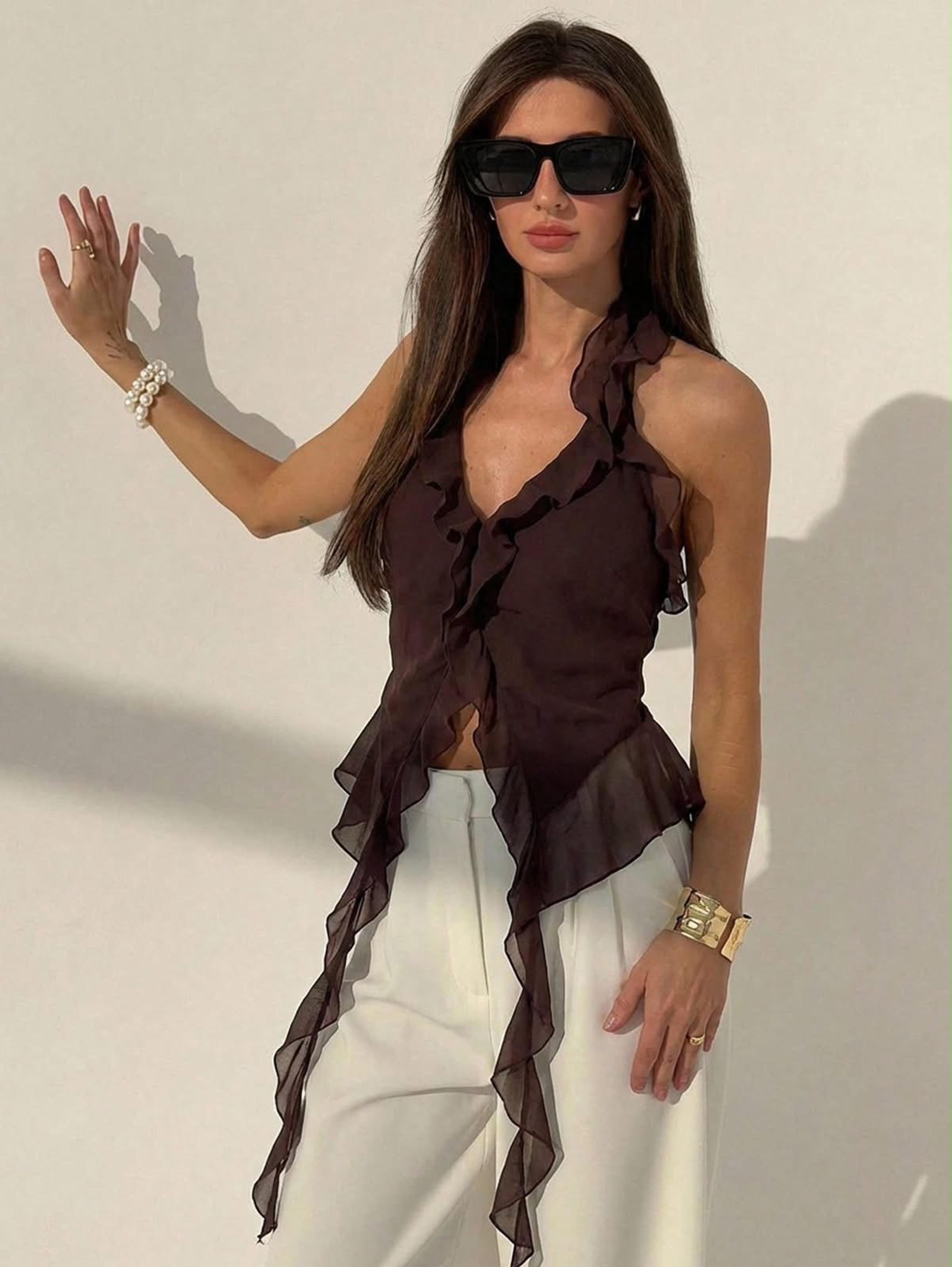Blusa con detalles de volantes en el bajo