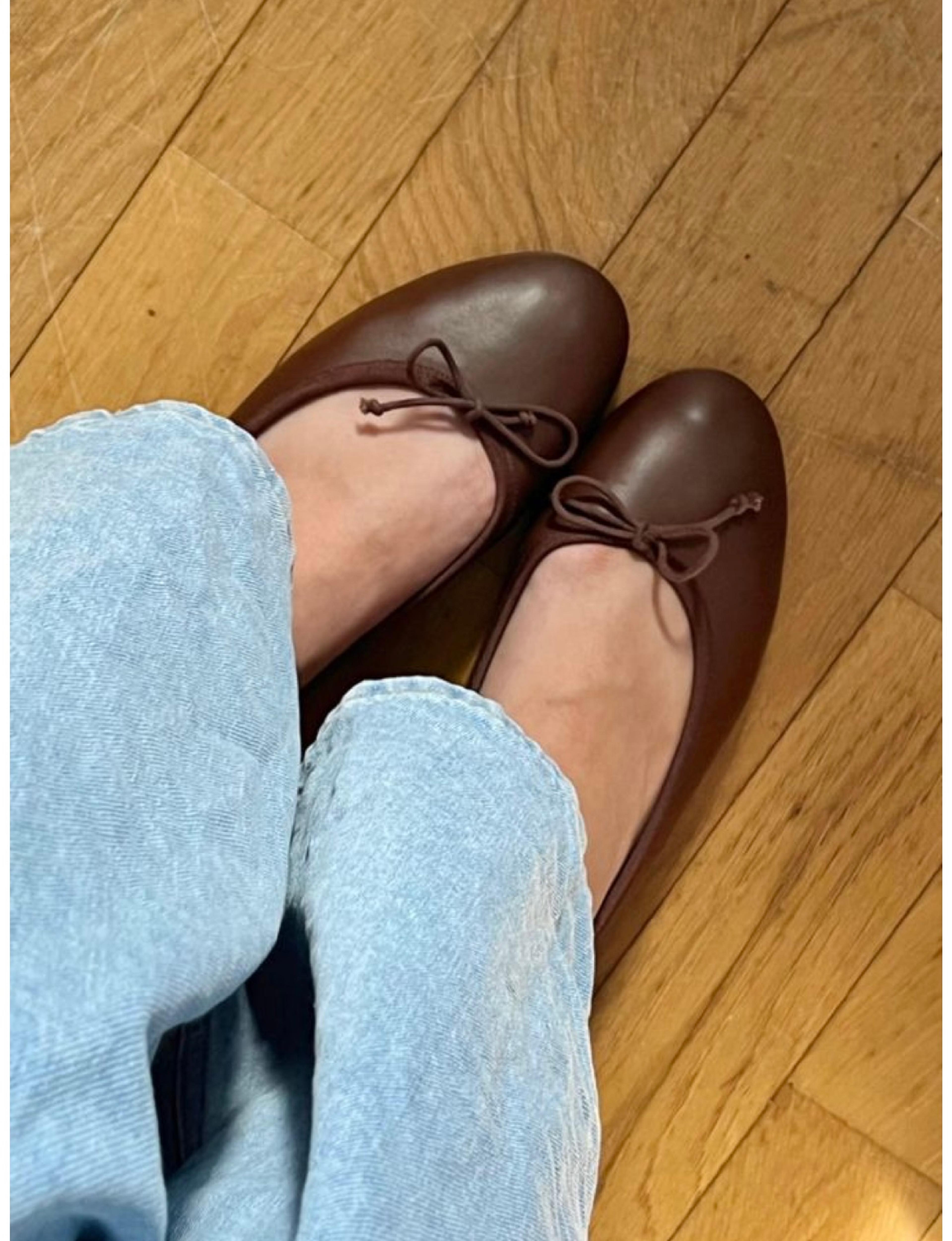 Ballerinas with bow view 4