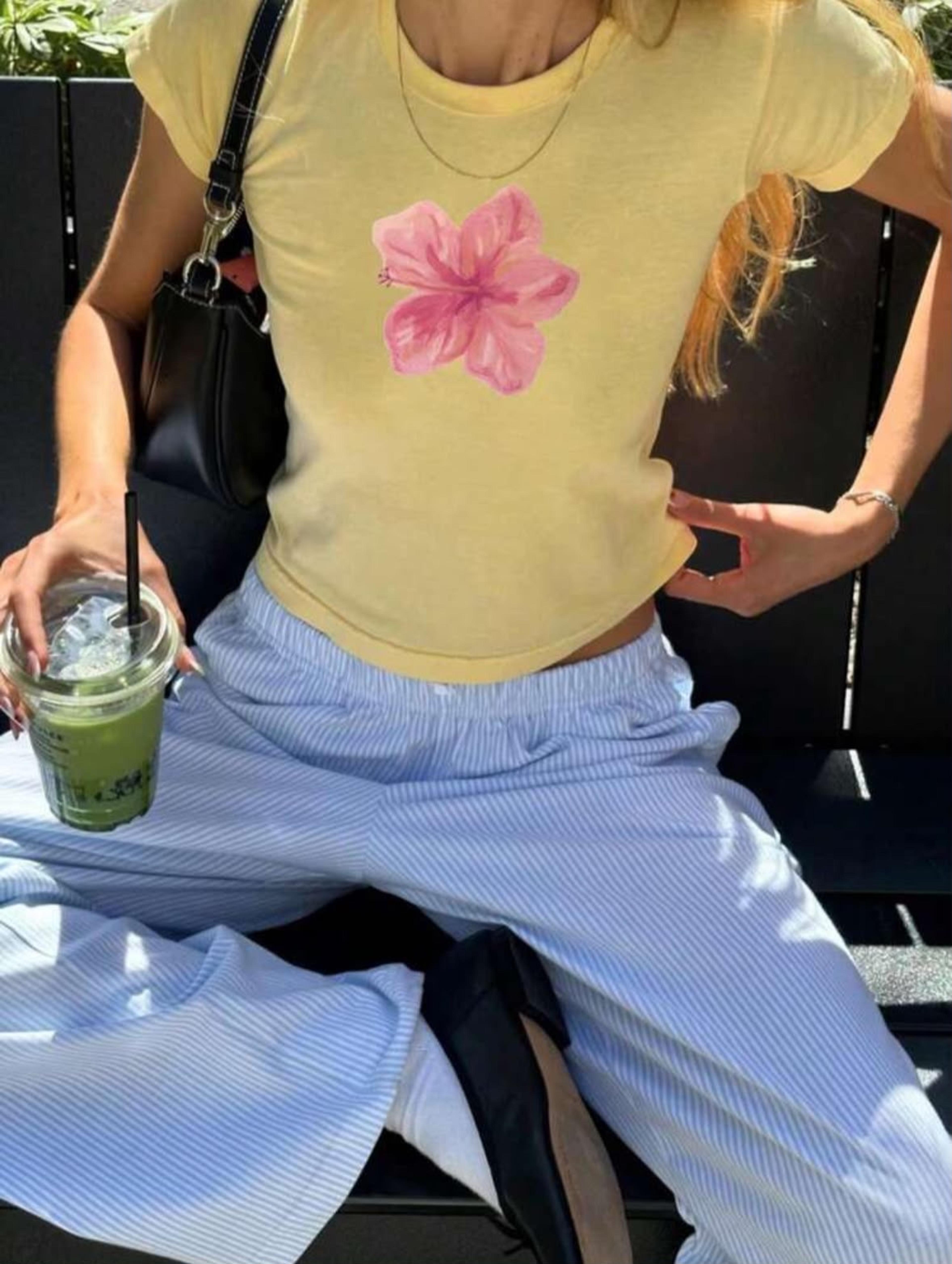 Camisa con flor rosa