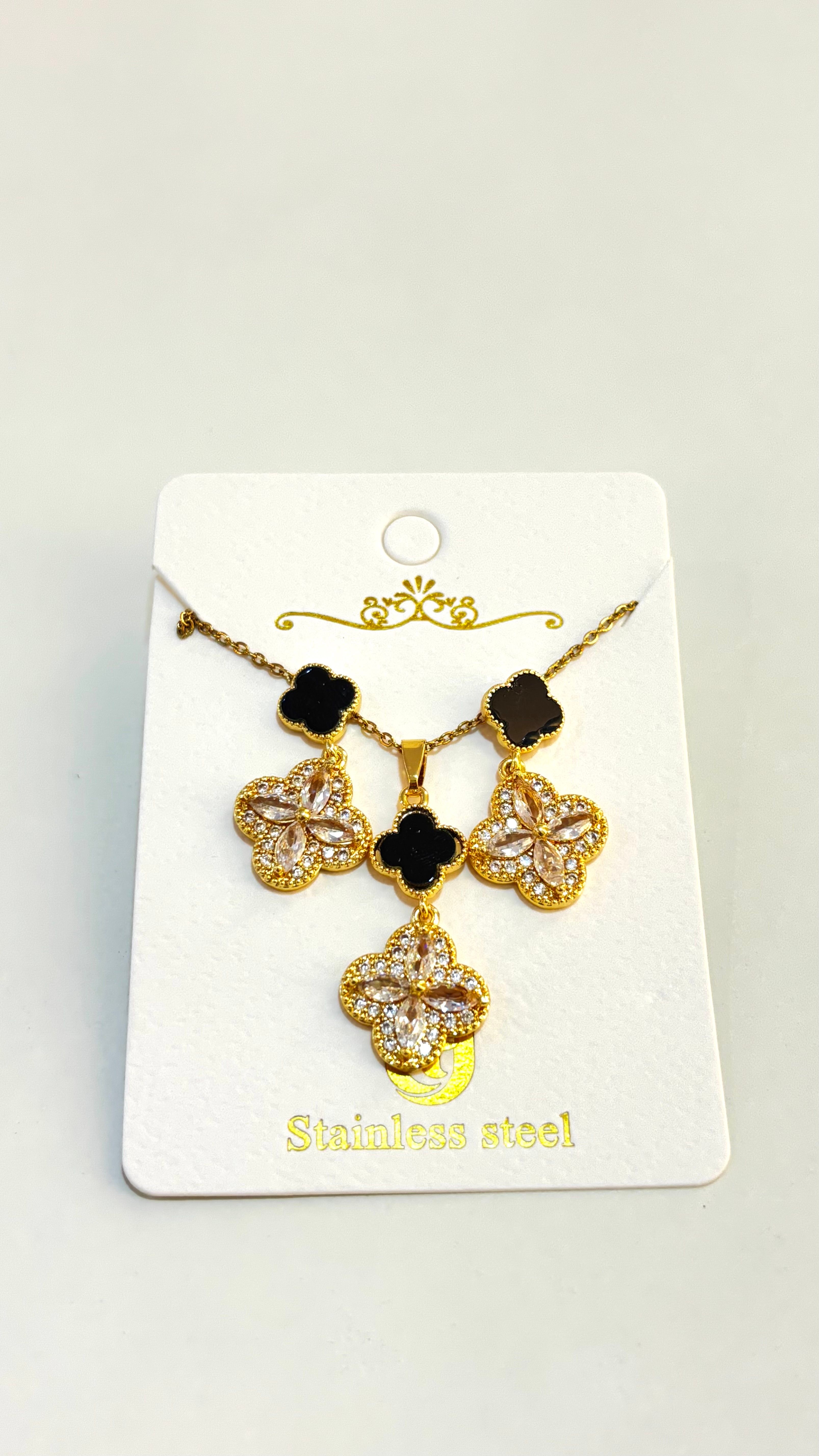 Set cadena y arete con diseño de trébol de cuatro hojas