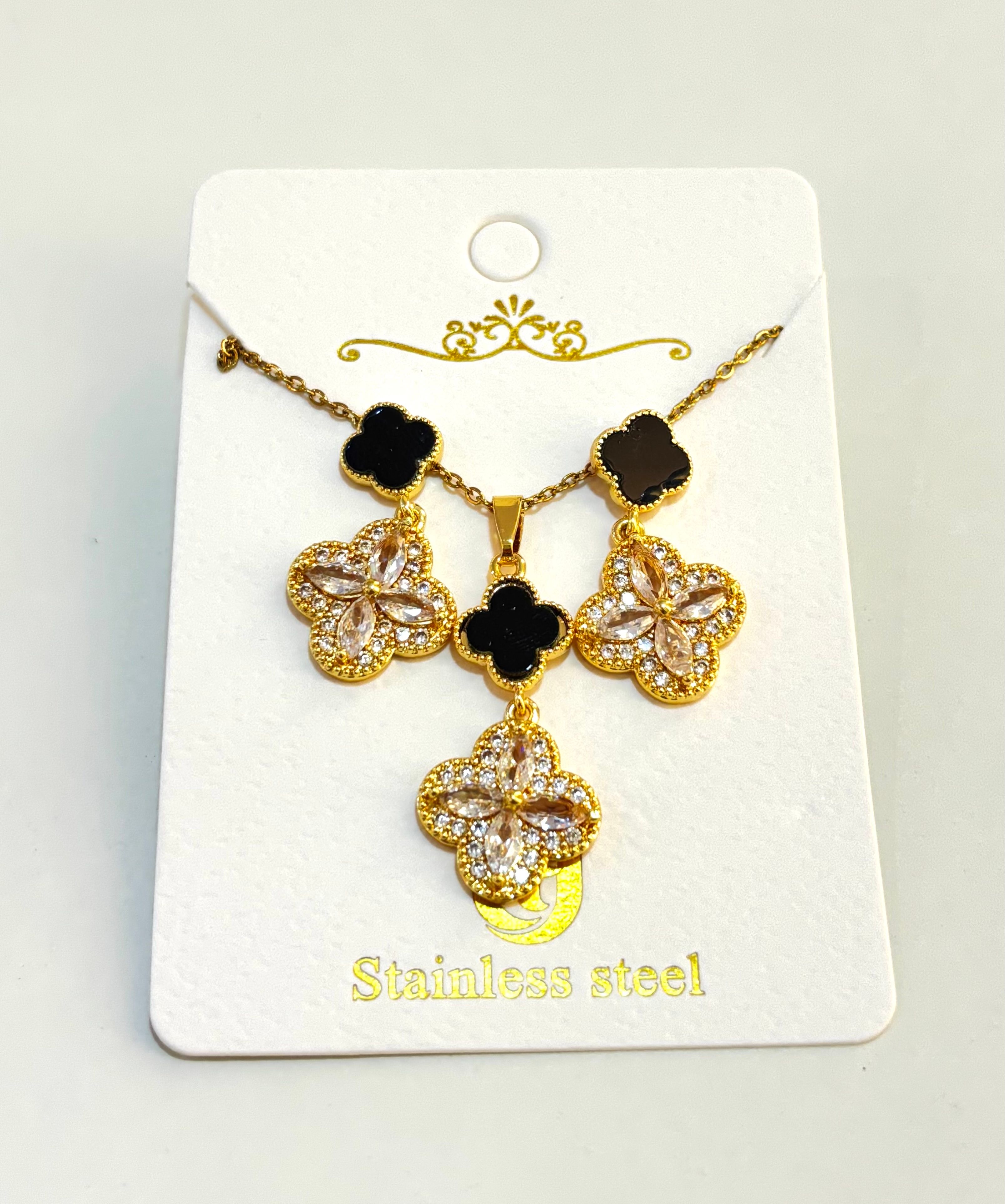 Set of chain and earring with four-leaf clover design