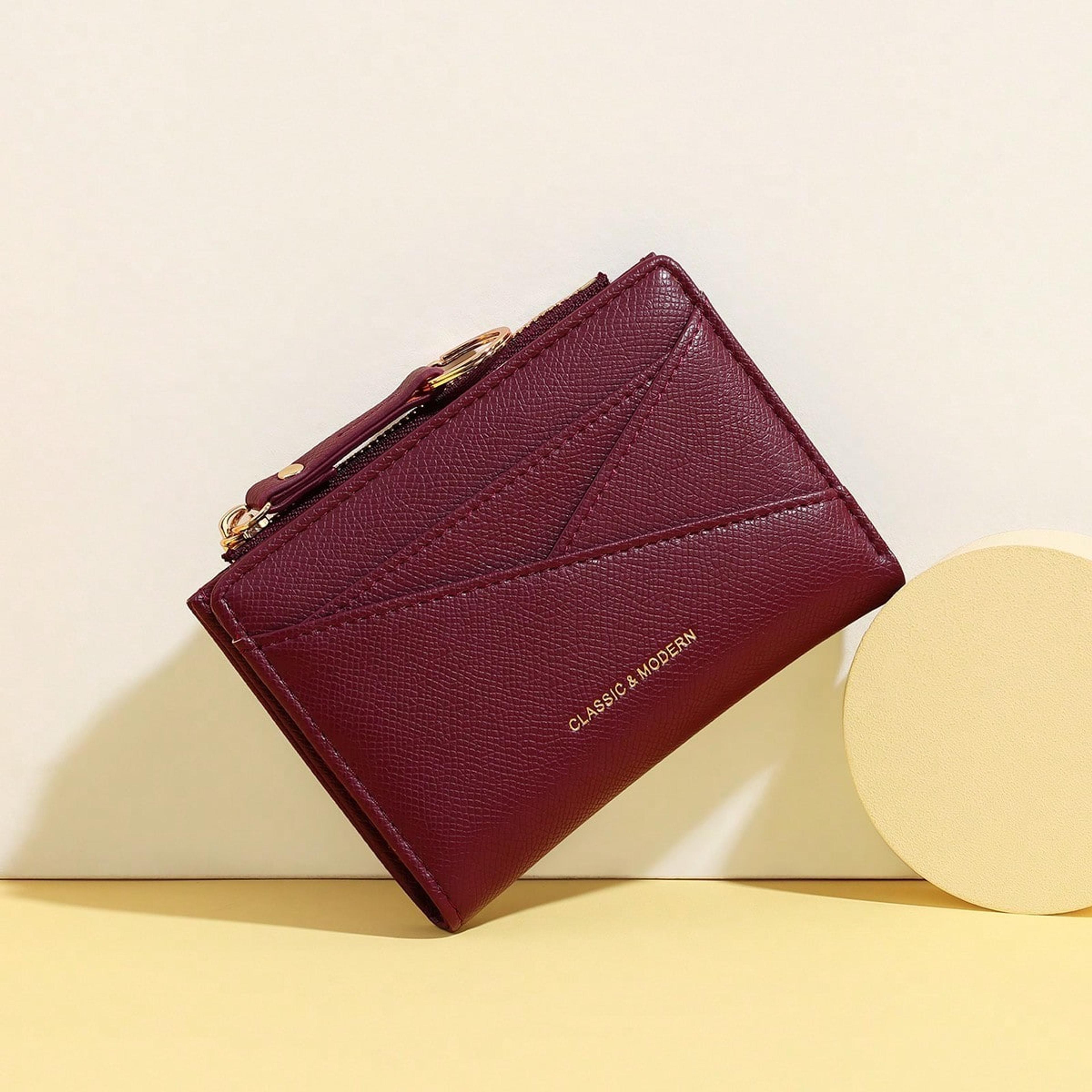Cartera con diseño asimétrico — vista alternativa