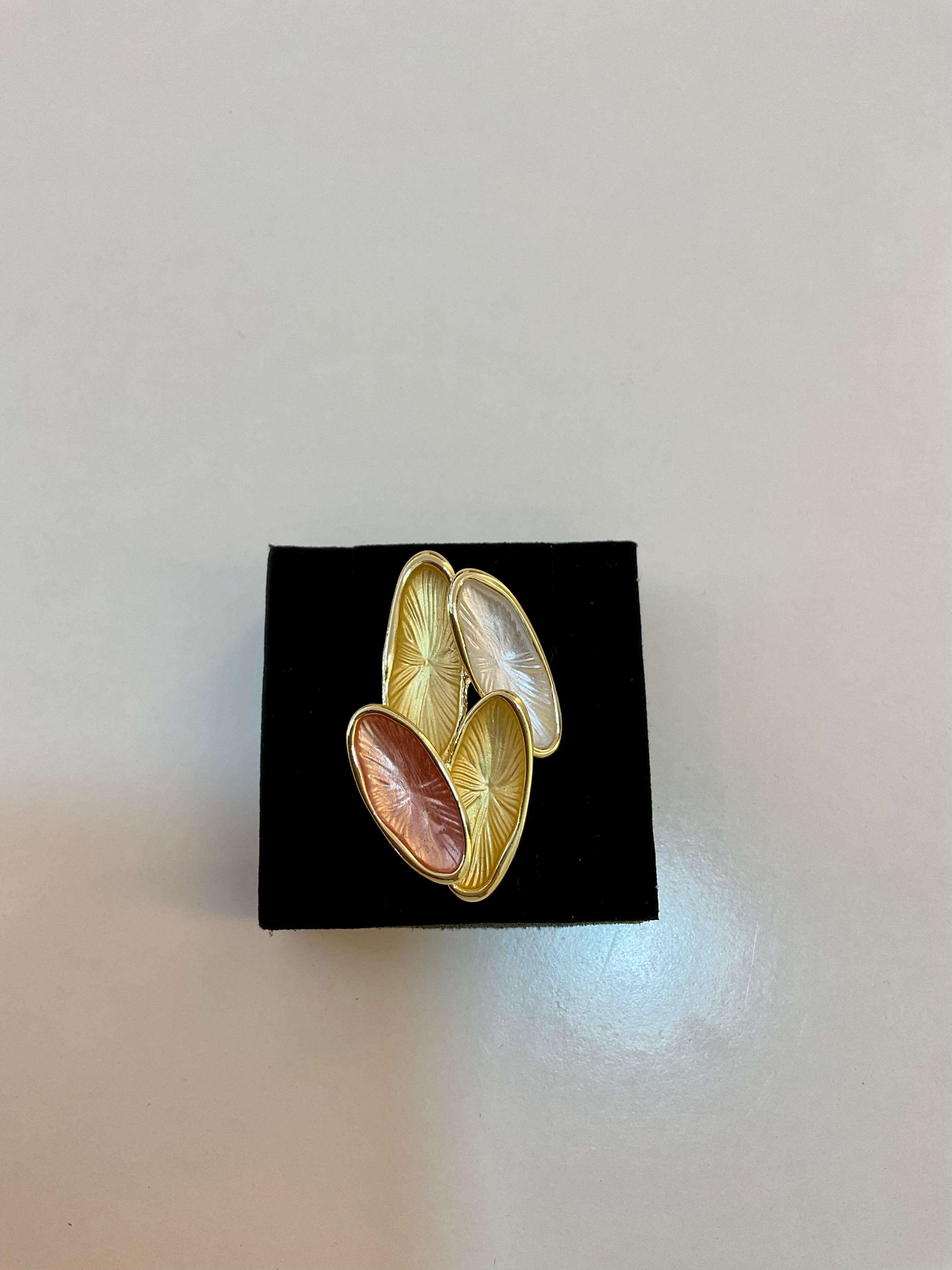 Anillo decorado con formas de hojas