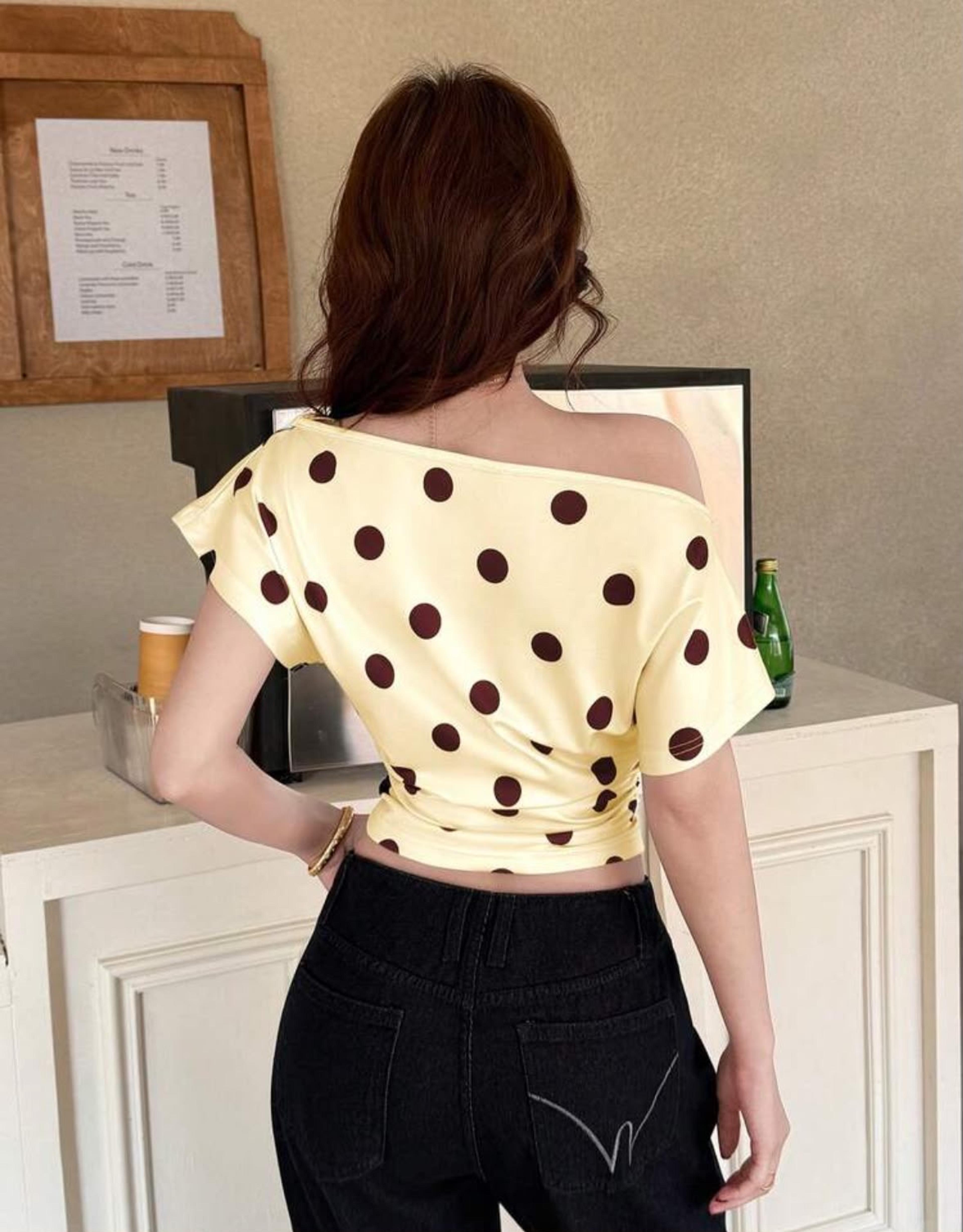 Camisa de puntos amarilla vista 2