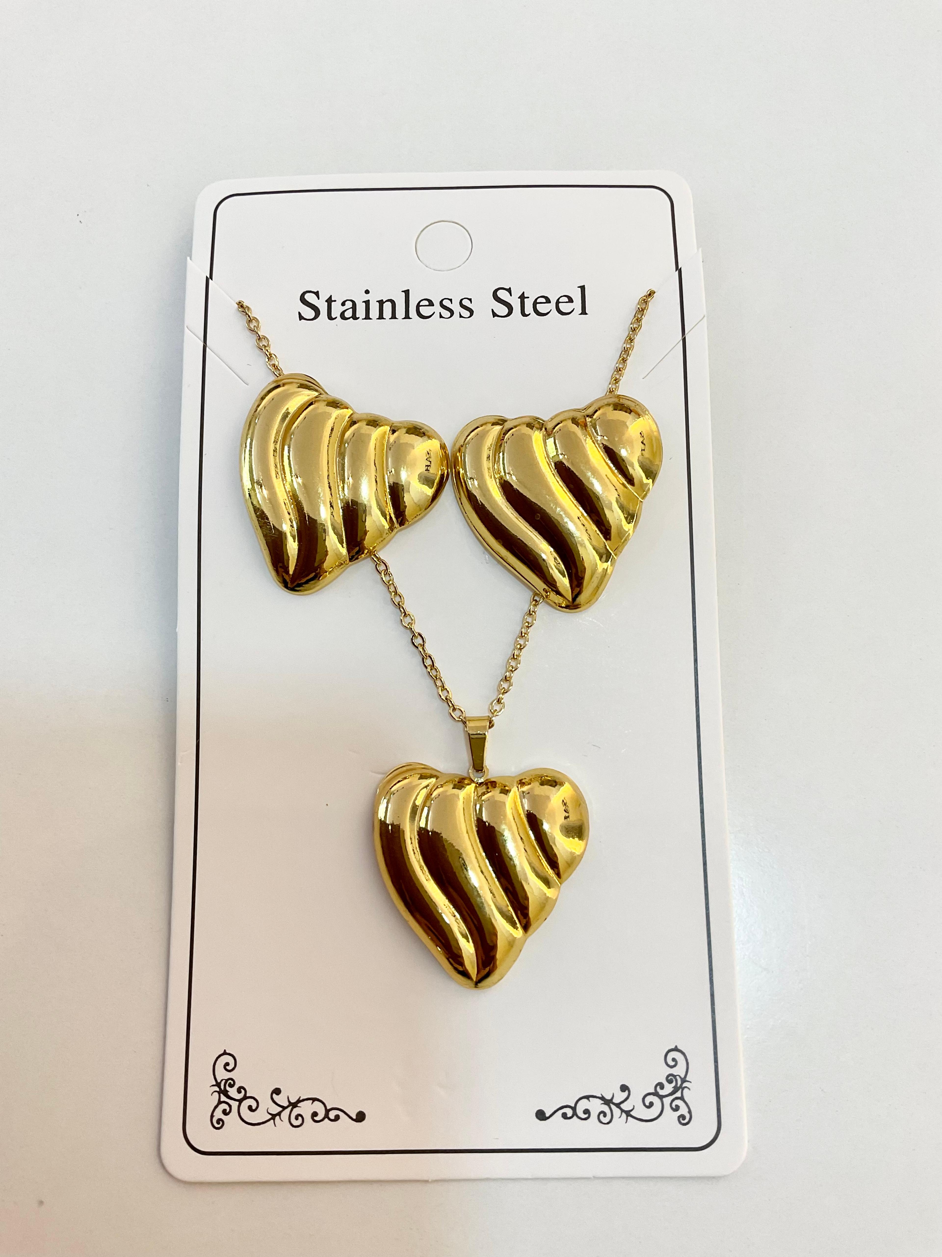 Set cadena y aretes decorado con corazones 
