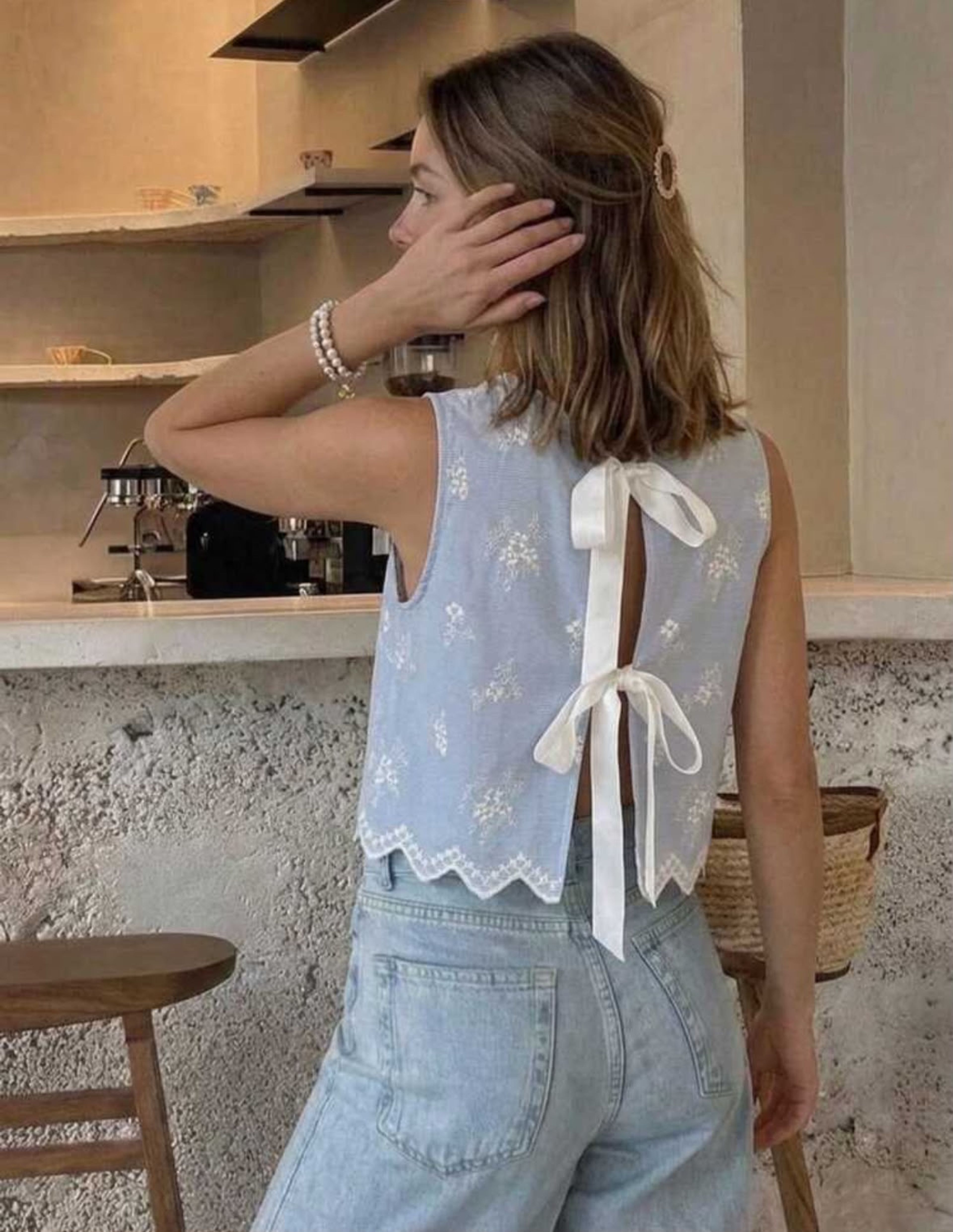 Shirt with bow on the back