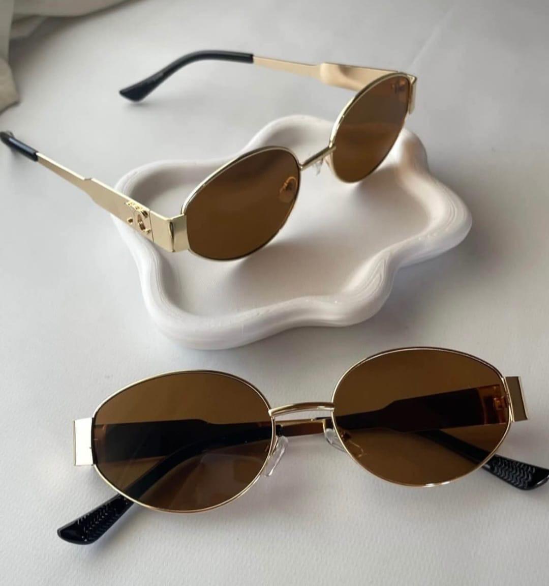 Glasses with an oval silhouette