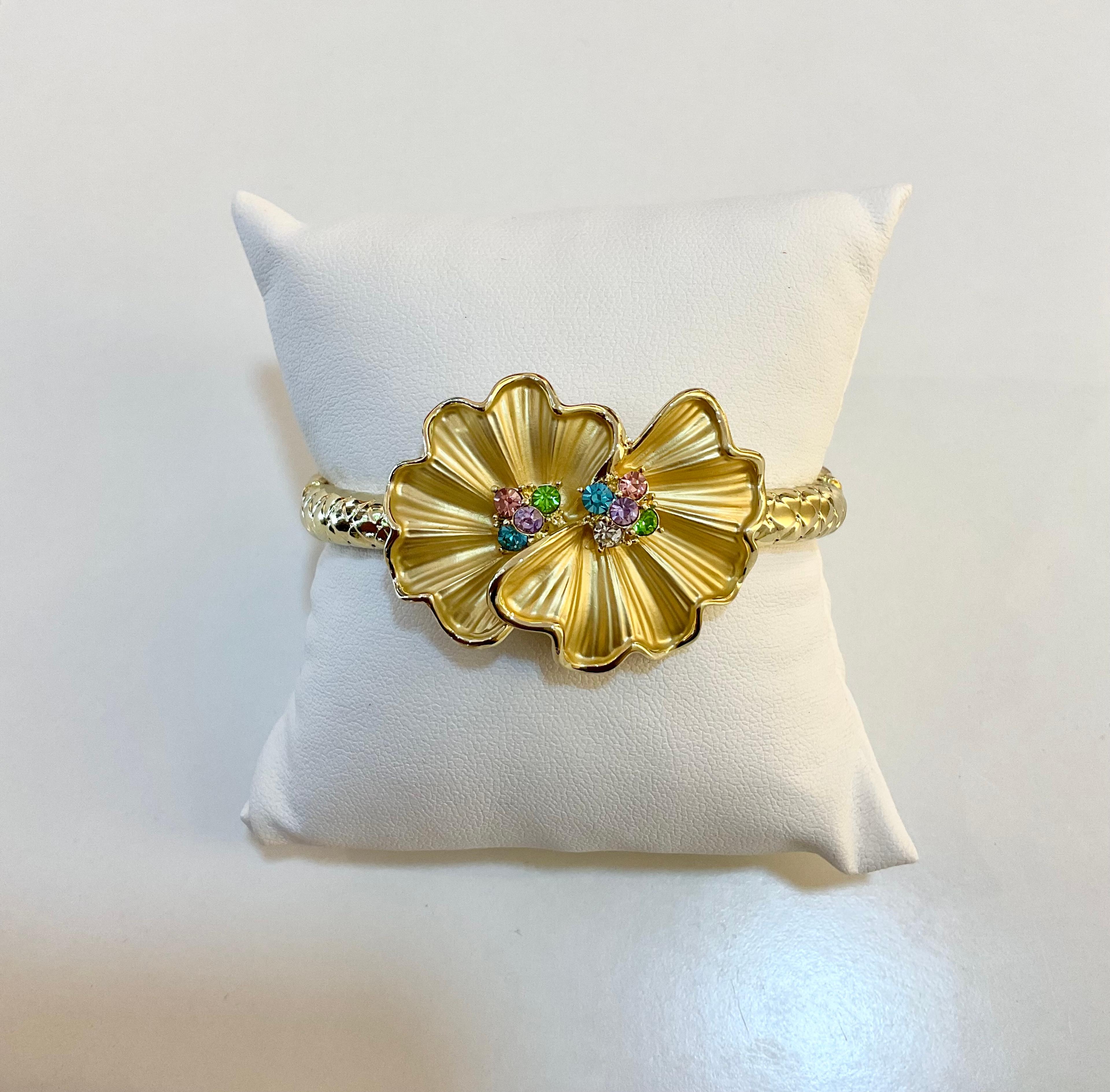 Pulsera tipo brazalete con diseño de flores 