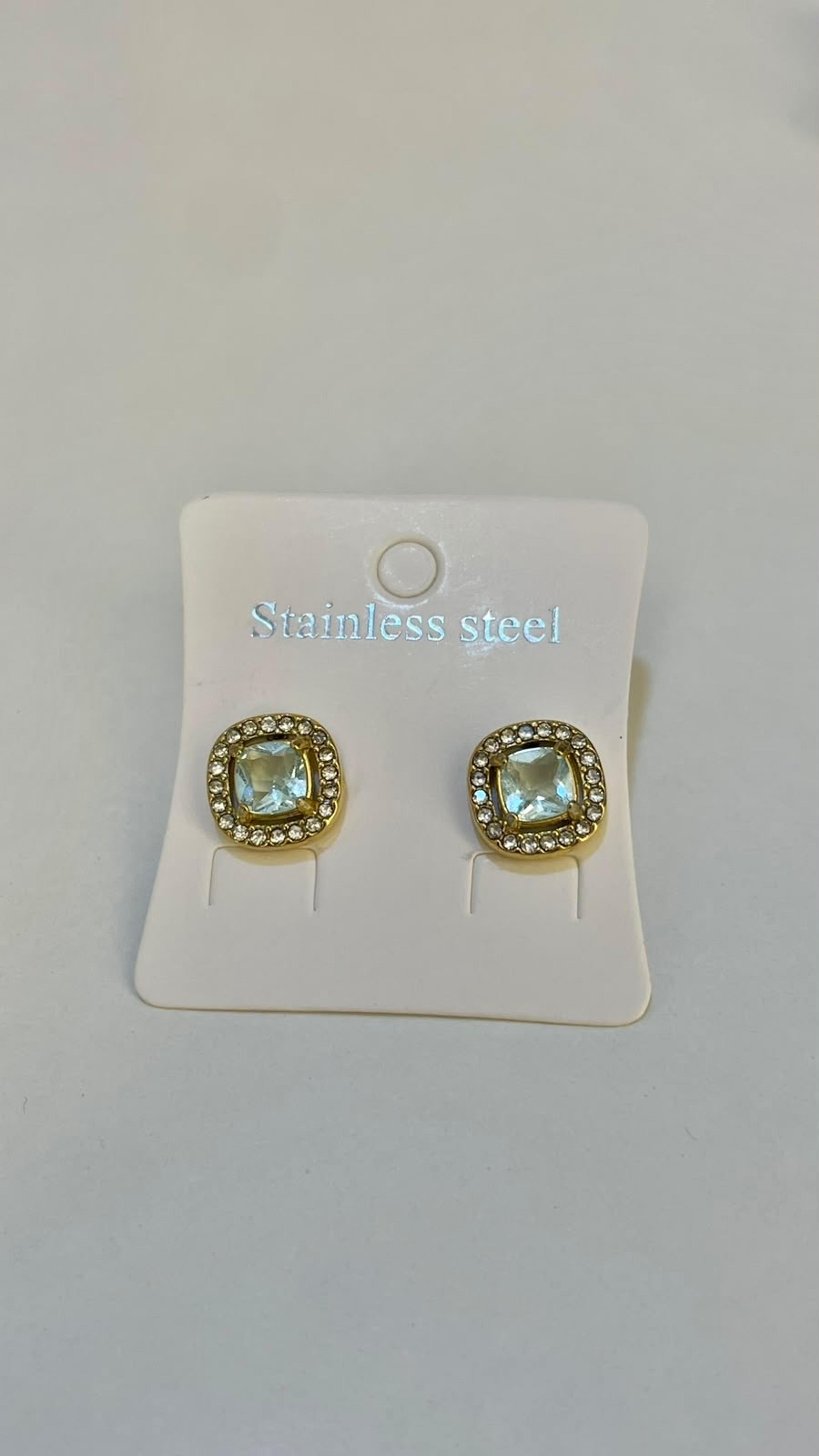 Aretes con pedrería vista 1
