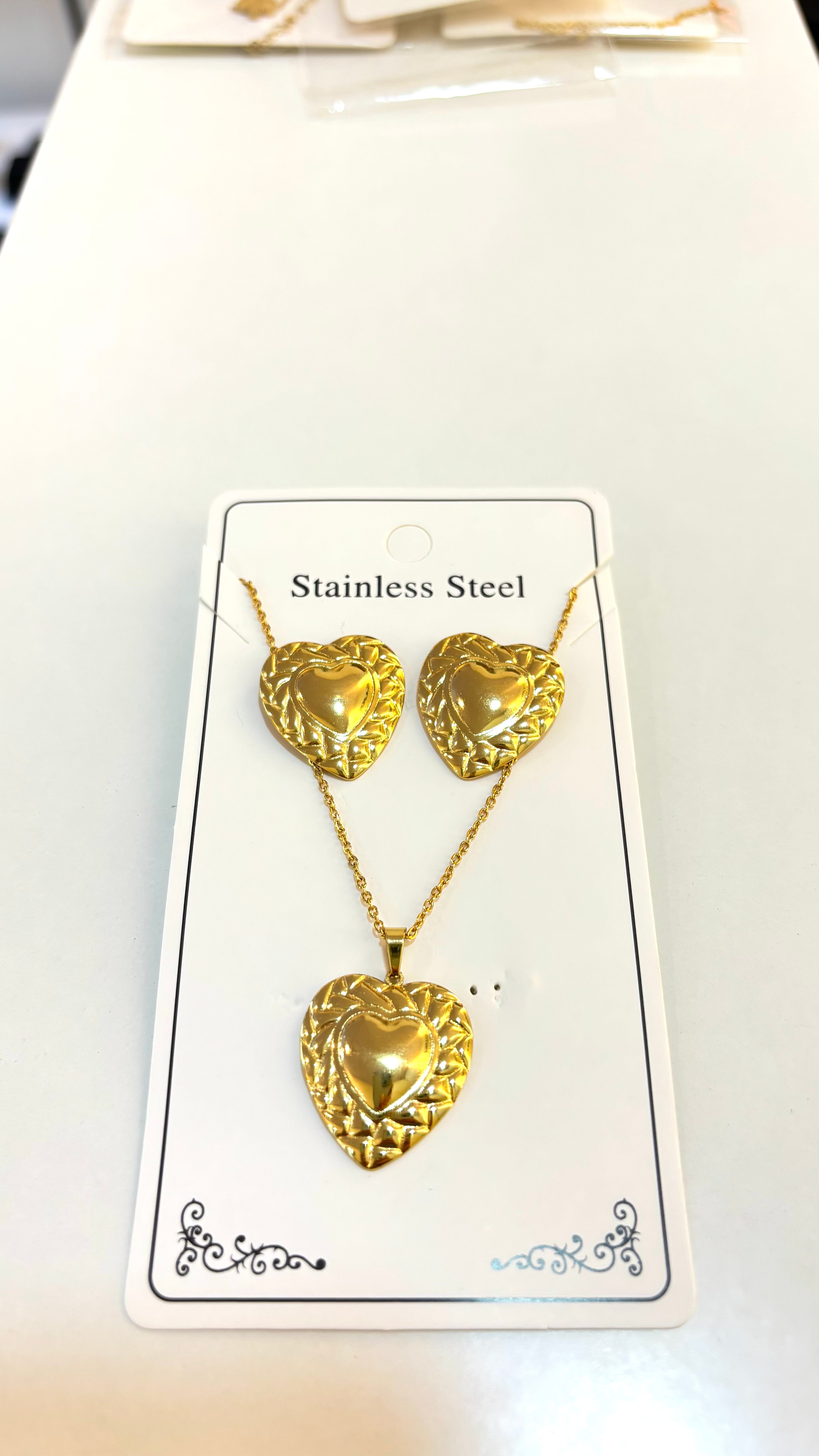 Set cadena y arete con diseño de corazones 