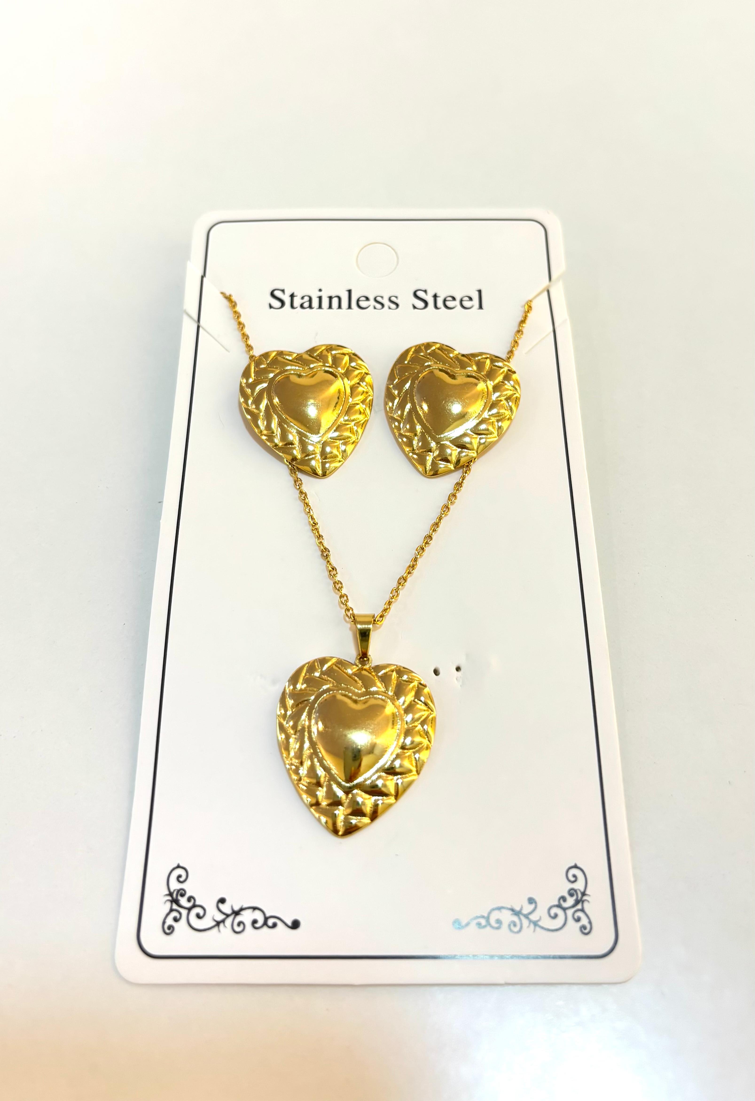 Set cadena y arete con diseño de corazones
