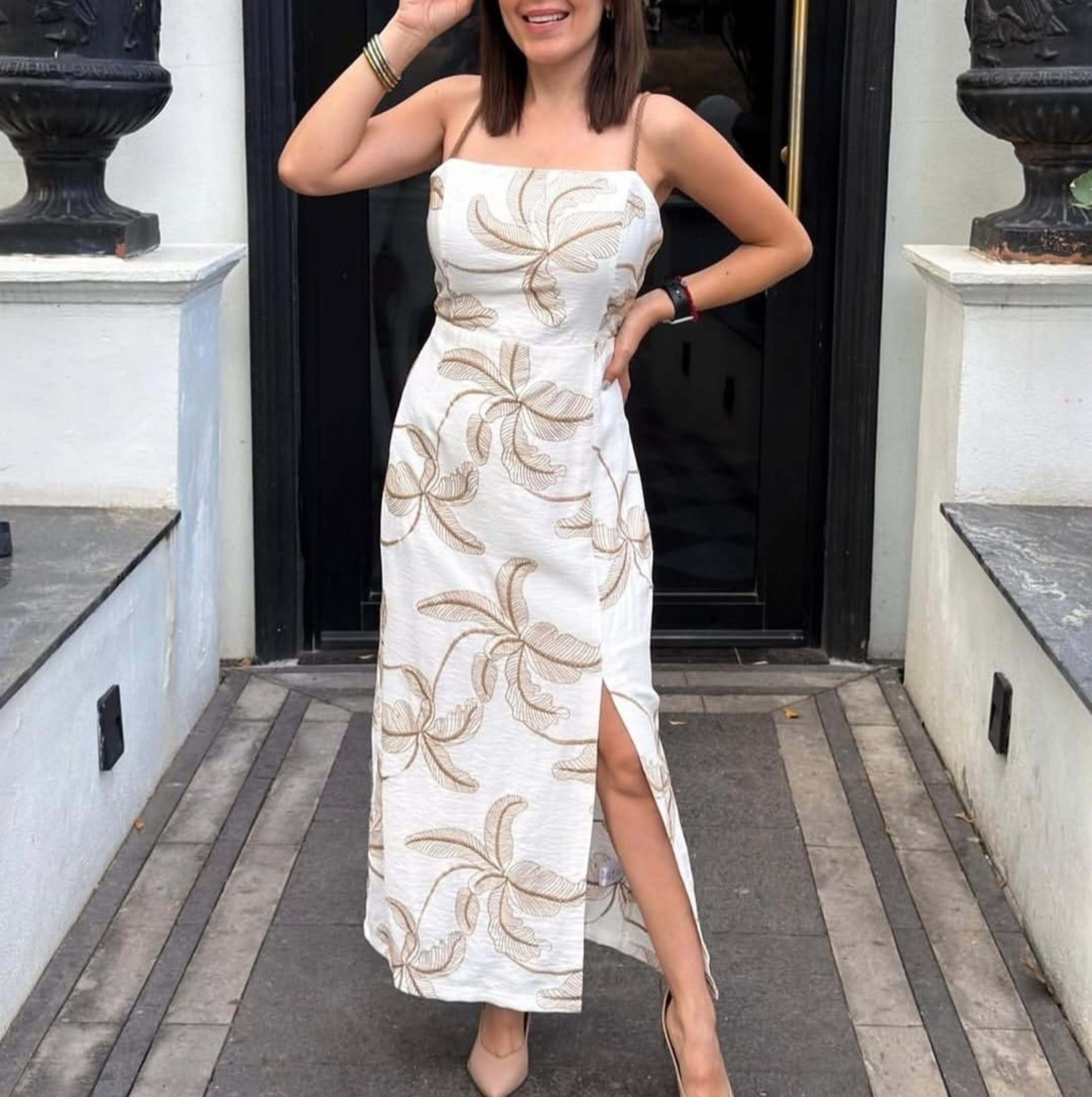 Vestido con abertura lateral