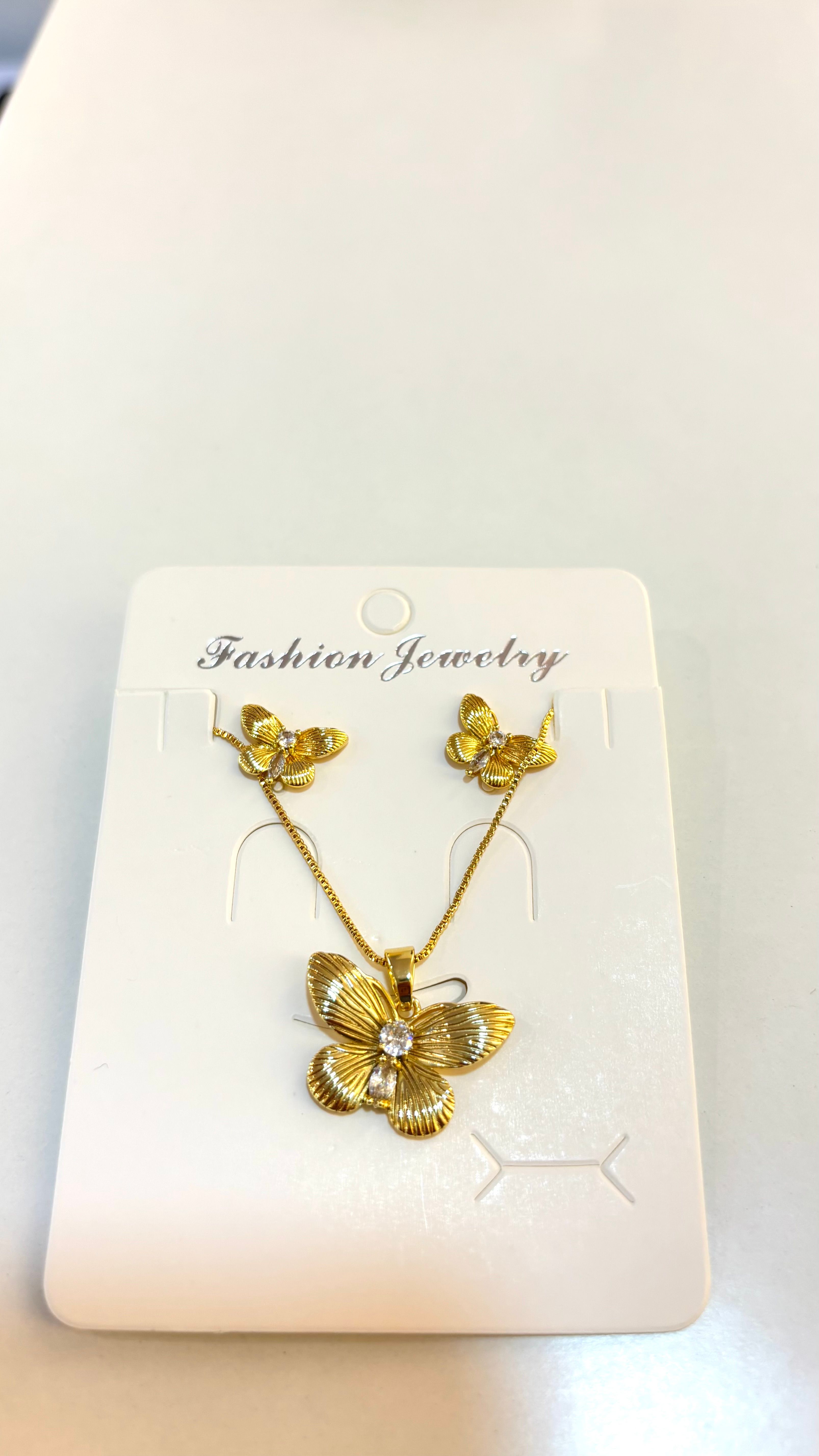 Set cadena y arete diseño de mariposa