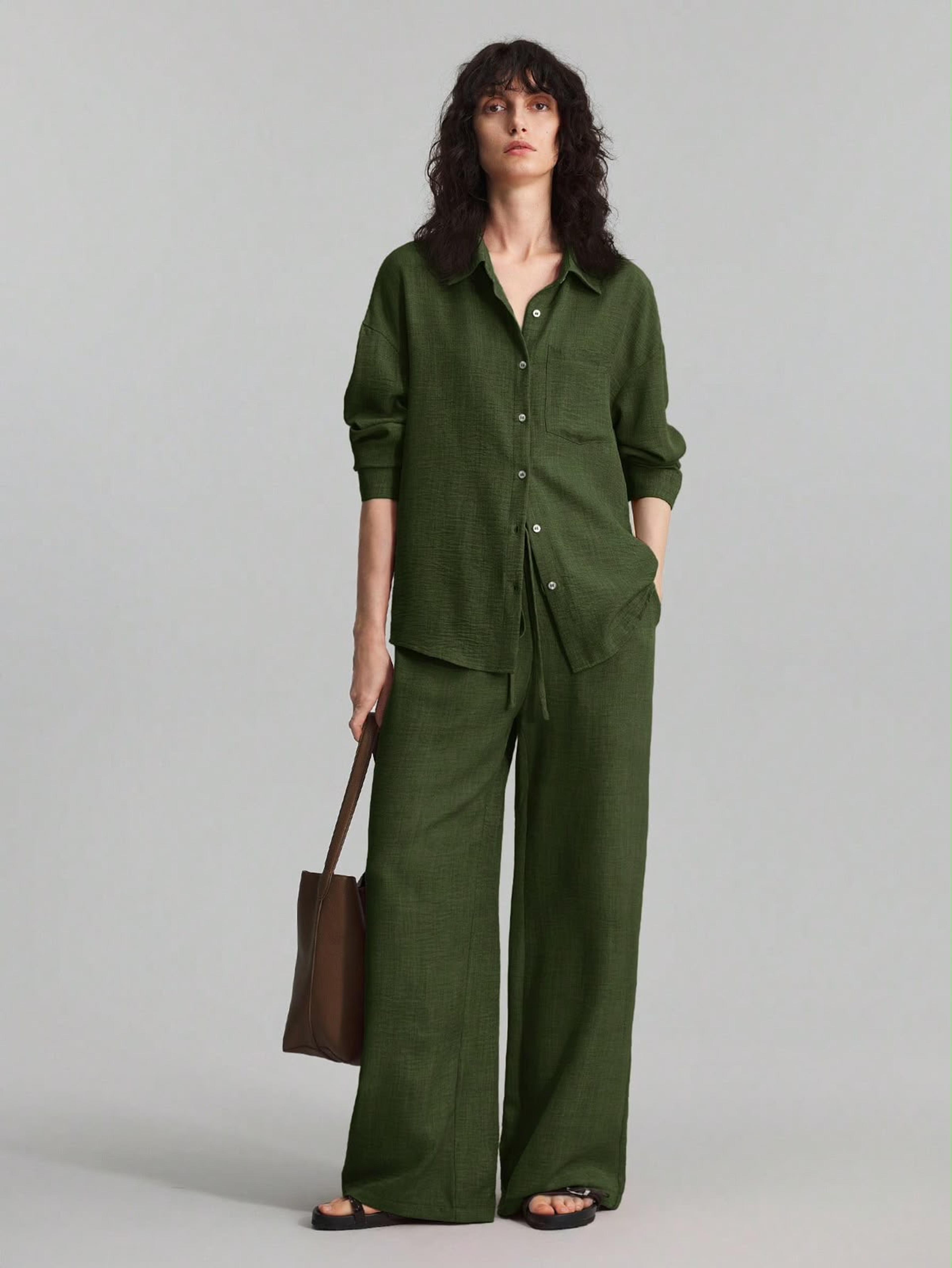 Conjunto de dos piezas con camisa de botones