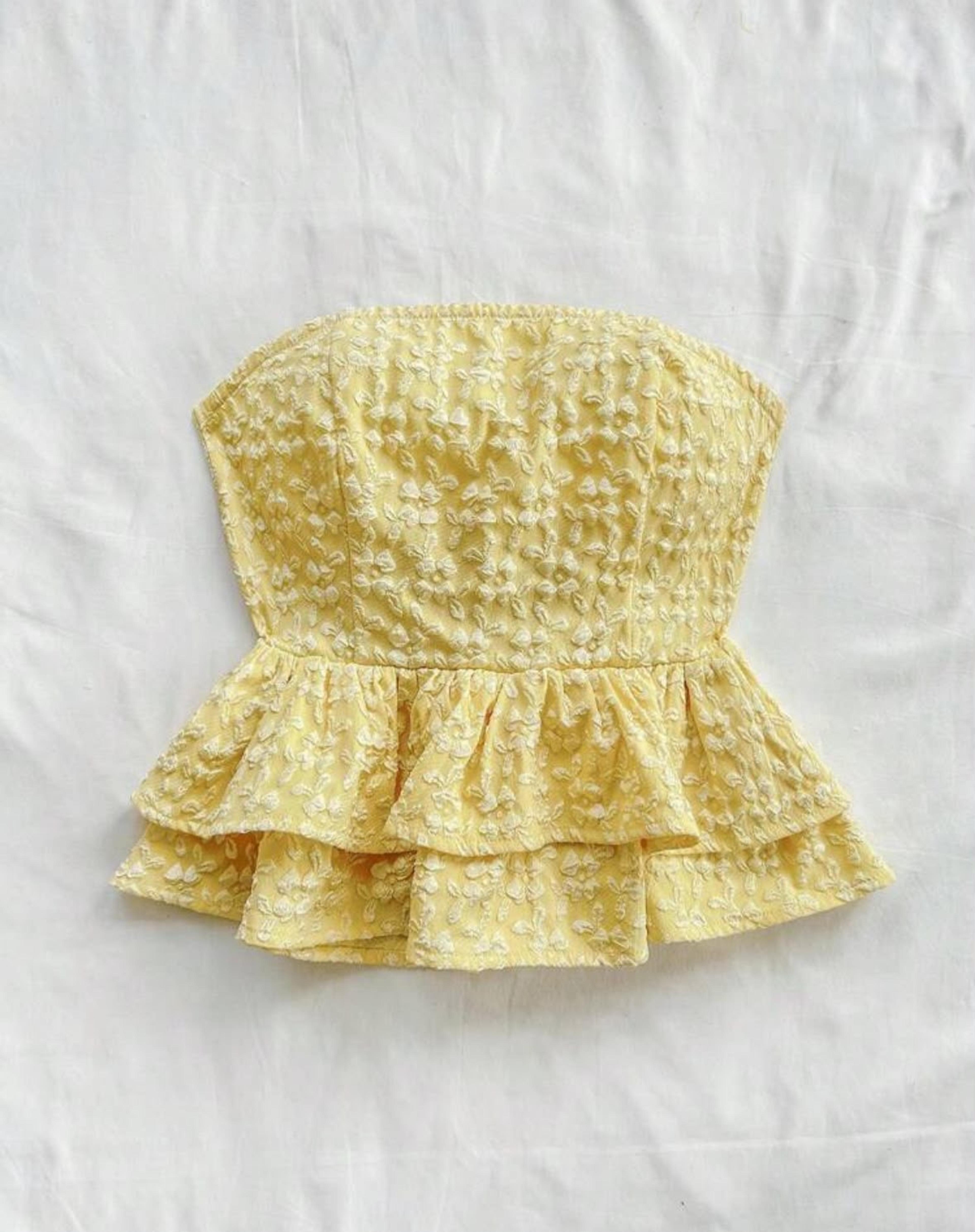 Short shirt with bow at the back view 2