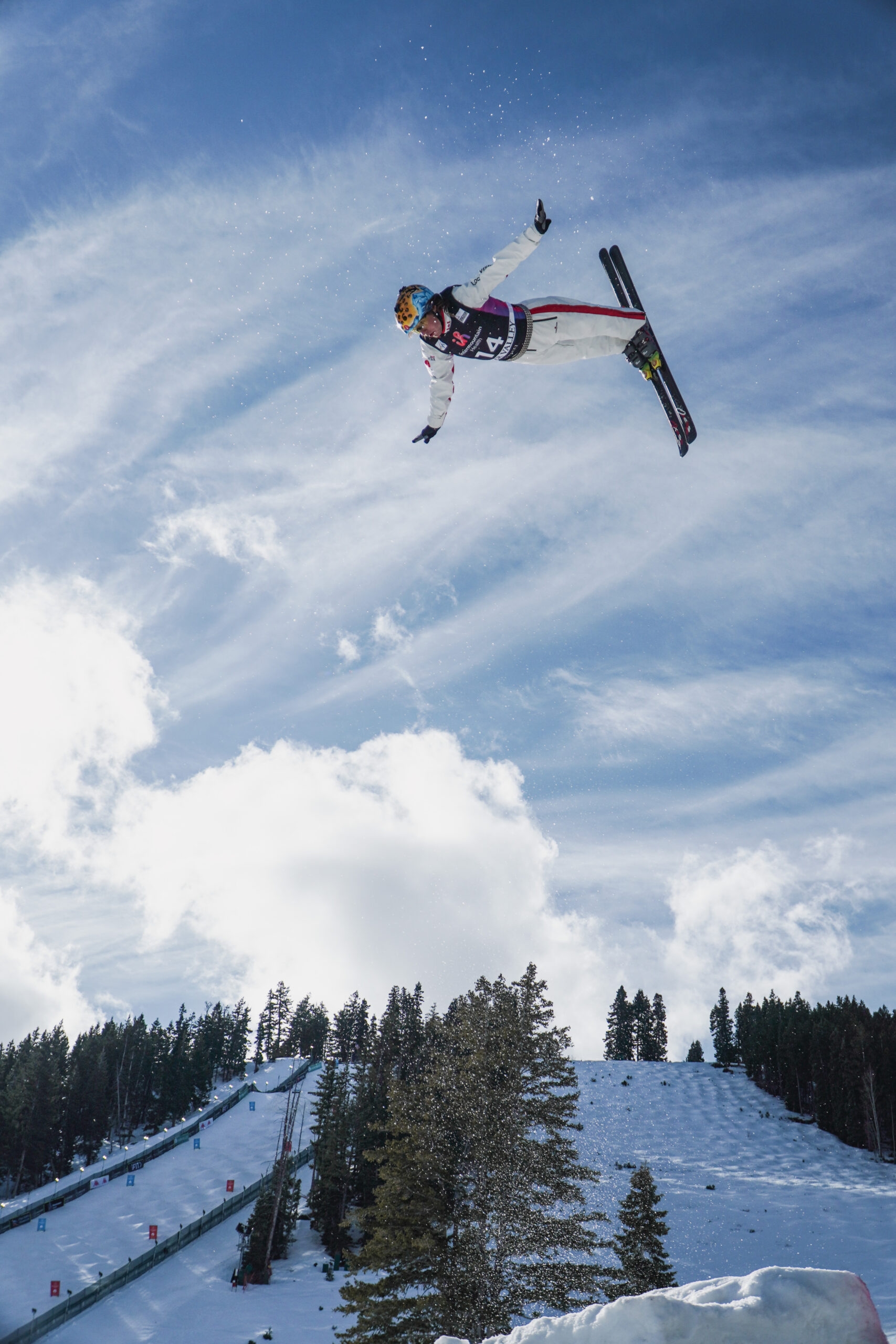 L'équipe de ski acrobatique de Canada Freestyle impressionne à Deer Valley malgré des conditions défavorables