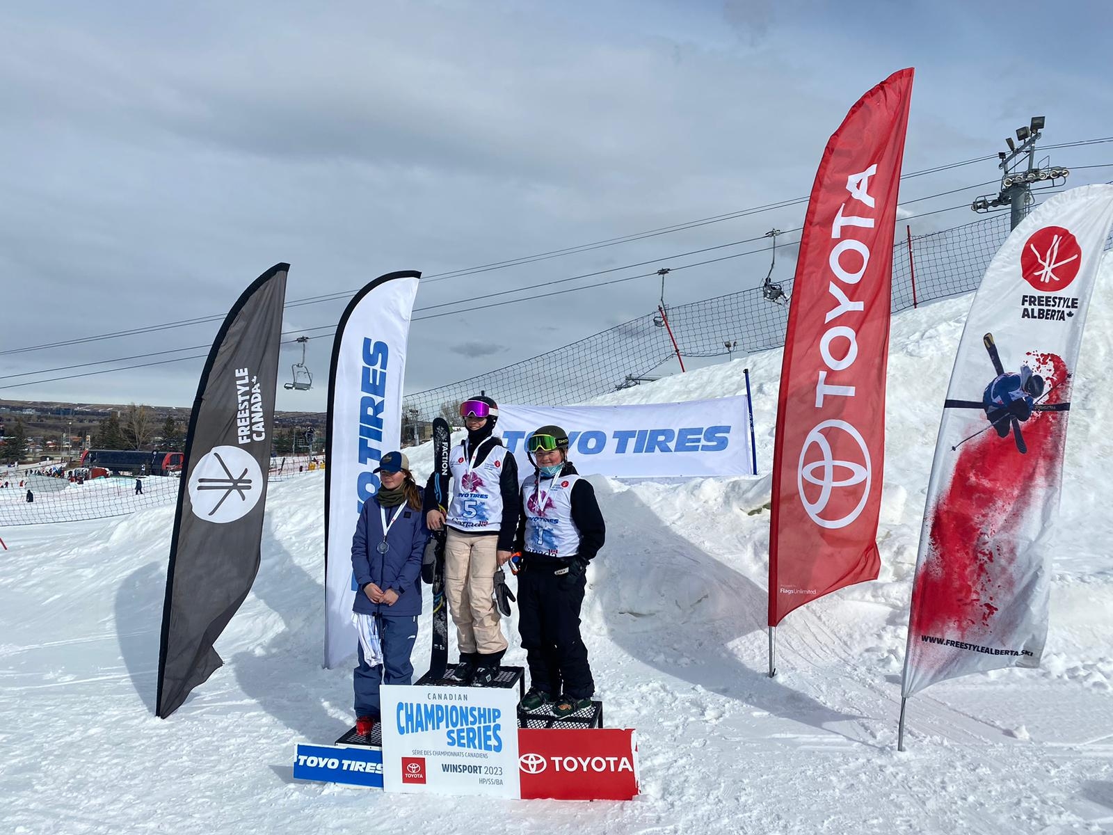 Gabrielle Rose Dinn et Jérémy Gagné, champions de la Coupe Toyo Canada en ski libre