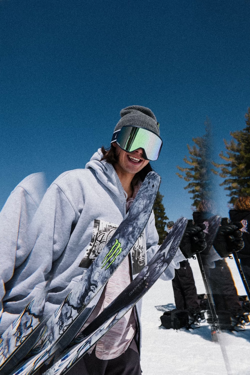 Édouard Therriault se retire des compétitions de Coupe du monde en slopestyle et big air pour explorer de nouvelles voies créatives dans le ski.