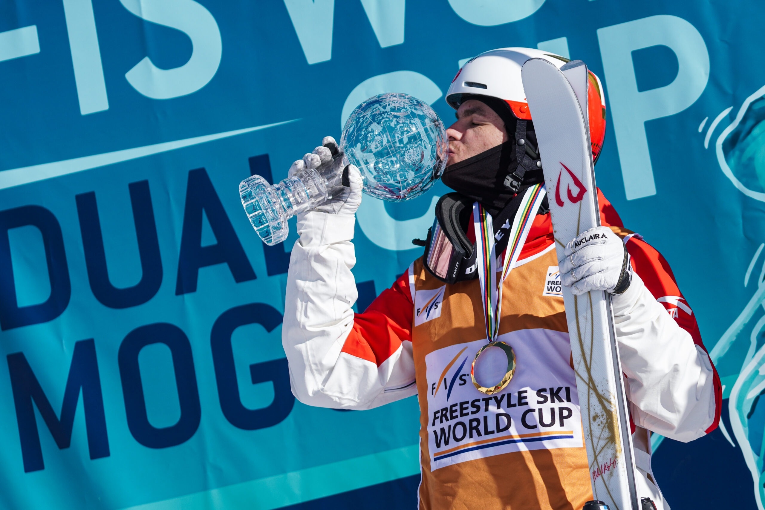 Mikael Kingsbury remporte l'or lors de la dernière Coupe du monde FIS de ski de bosses en duel de 2024