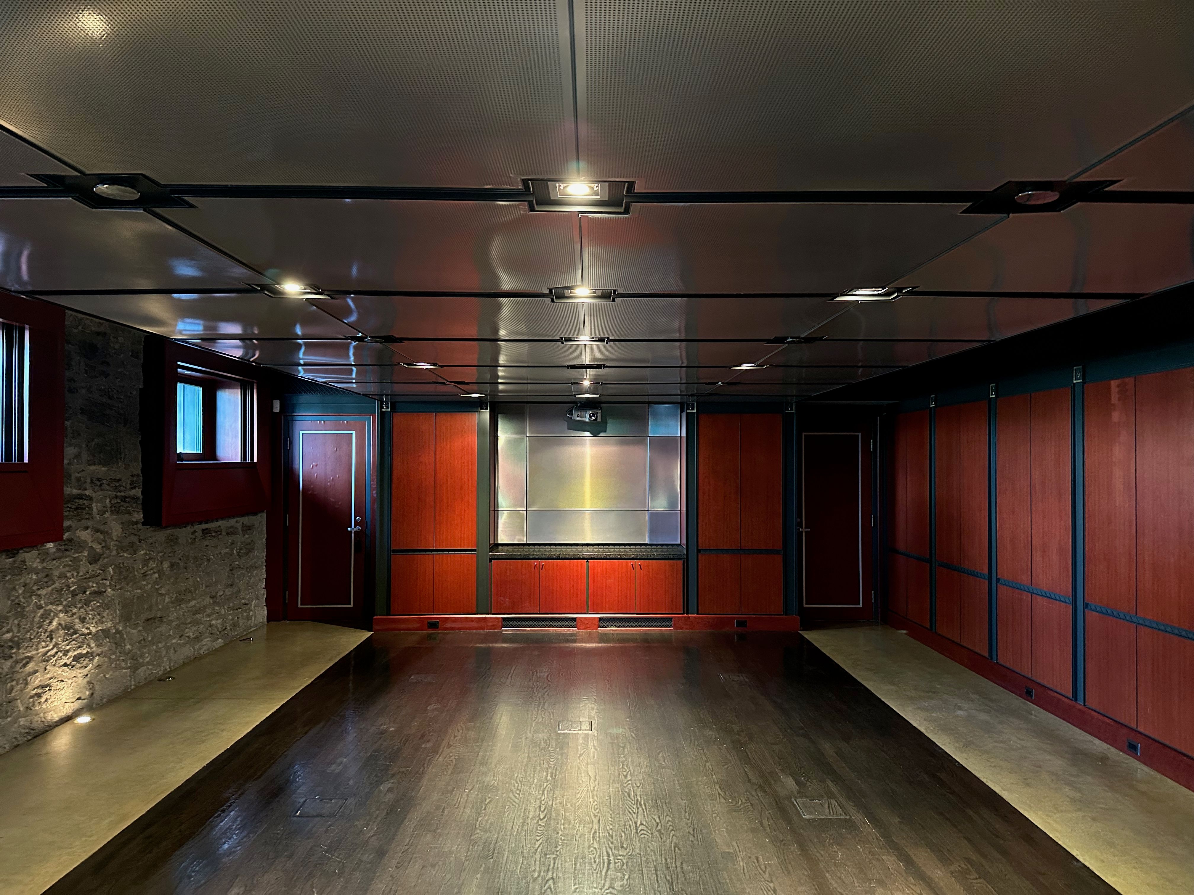 Salle des écluses, murs de pierre et panneaux rouges