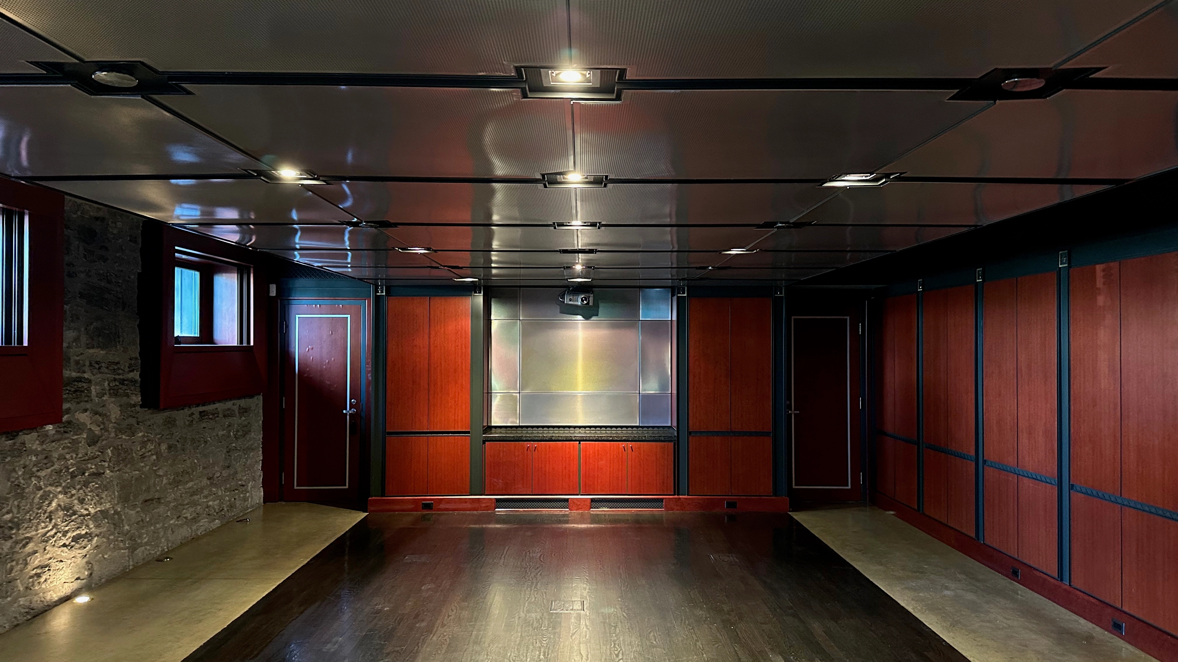 Salle des écluses, murs de pierre et panneaux rouges