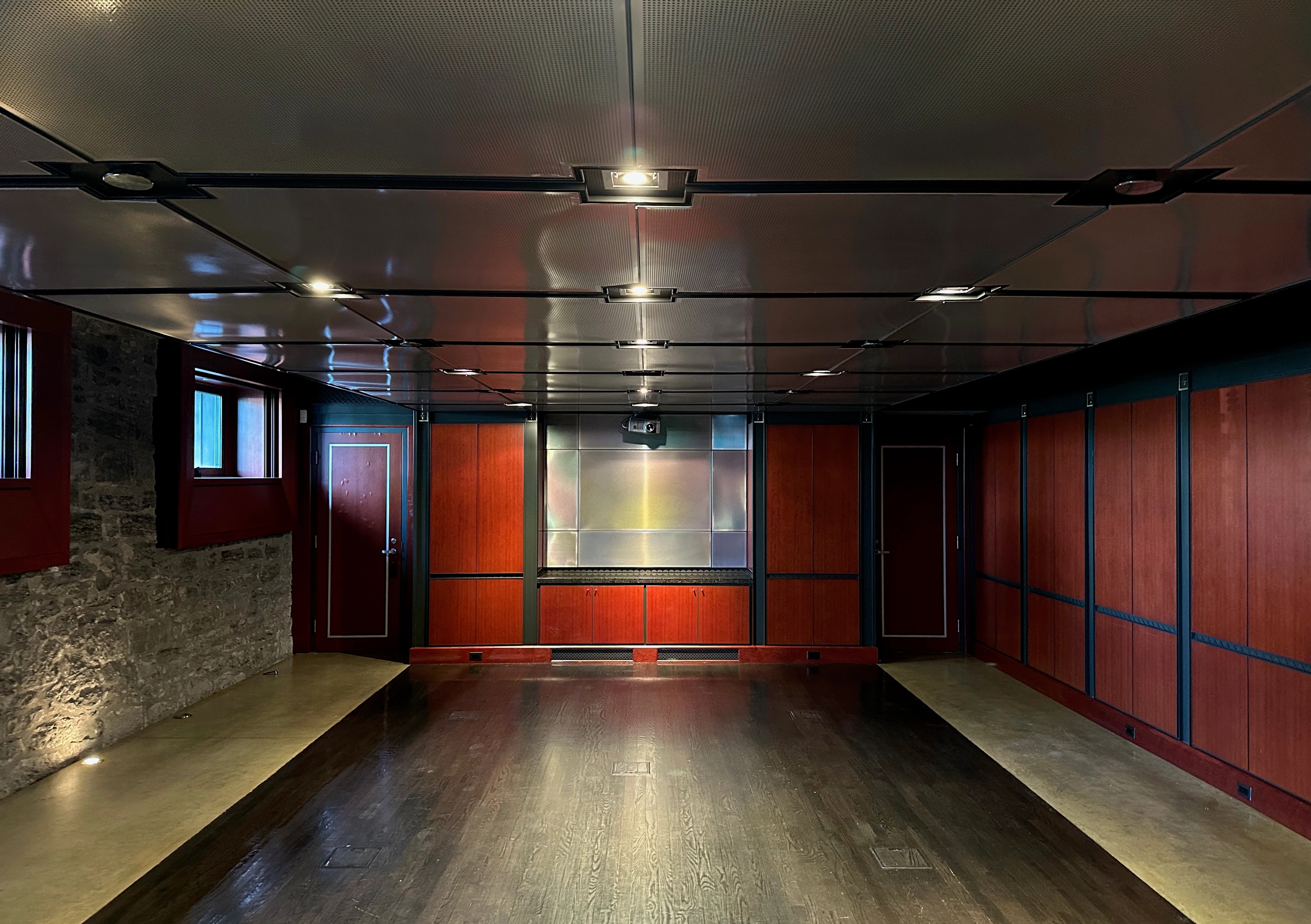 Salle des écluses, murs de pierre et panneaux rouges