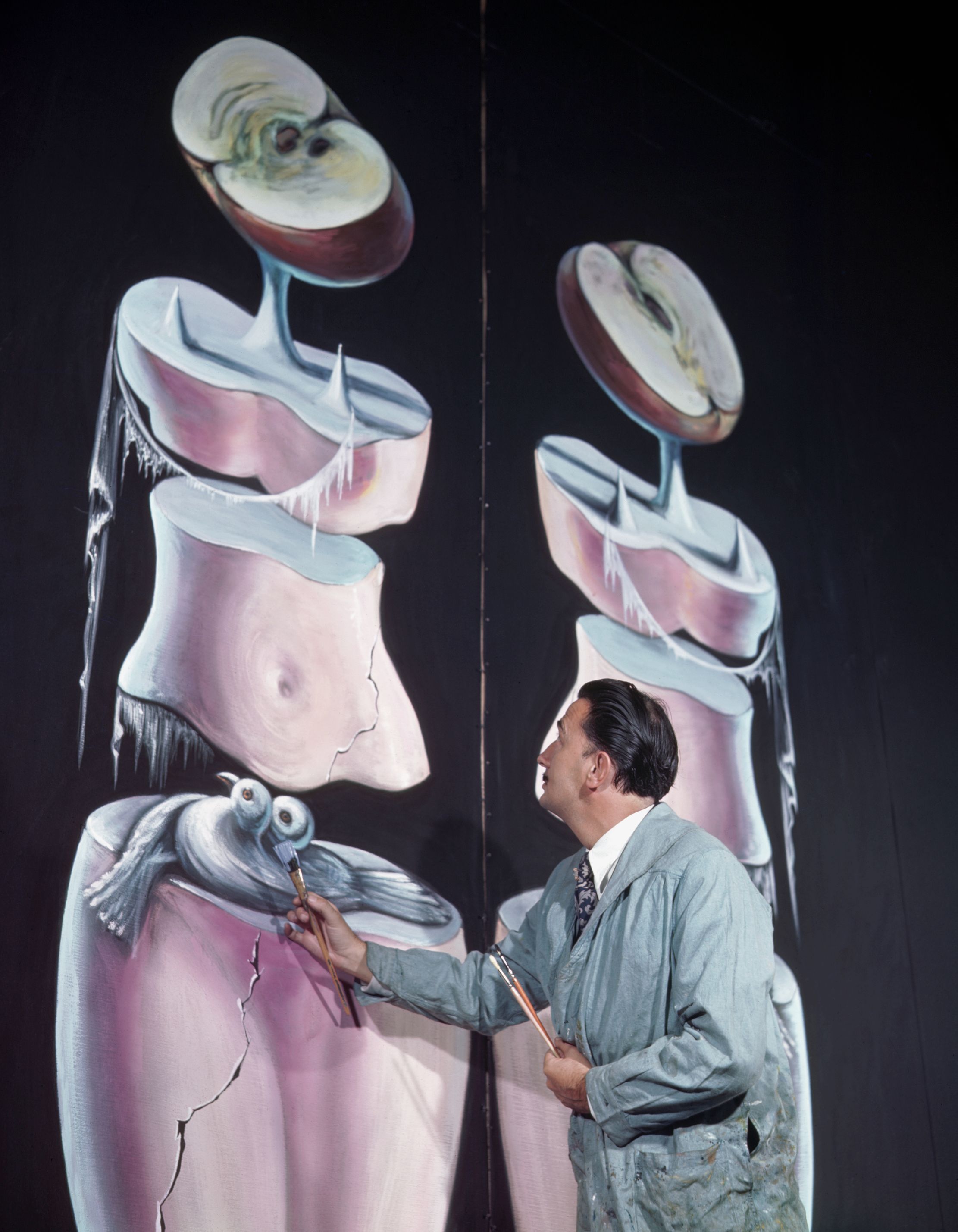 Salvador Dalí à l'oeuvre
