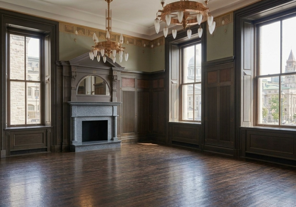 Salle plénière avec sa longue table et ses boiseries