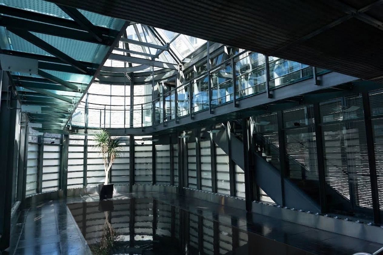 L'atrium vitré du 357 baigné de lumière naturelle