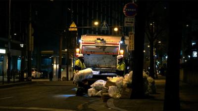 Municipal refuse vehicle with LED lights