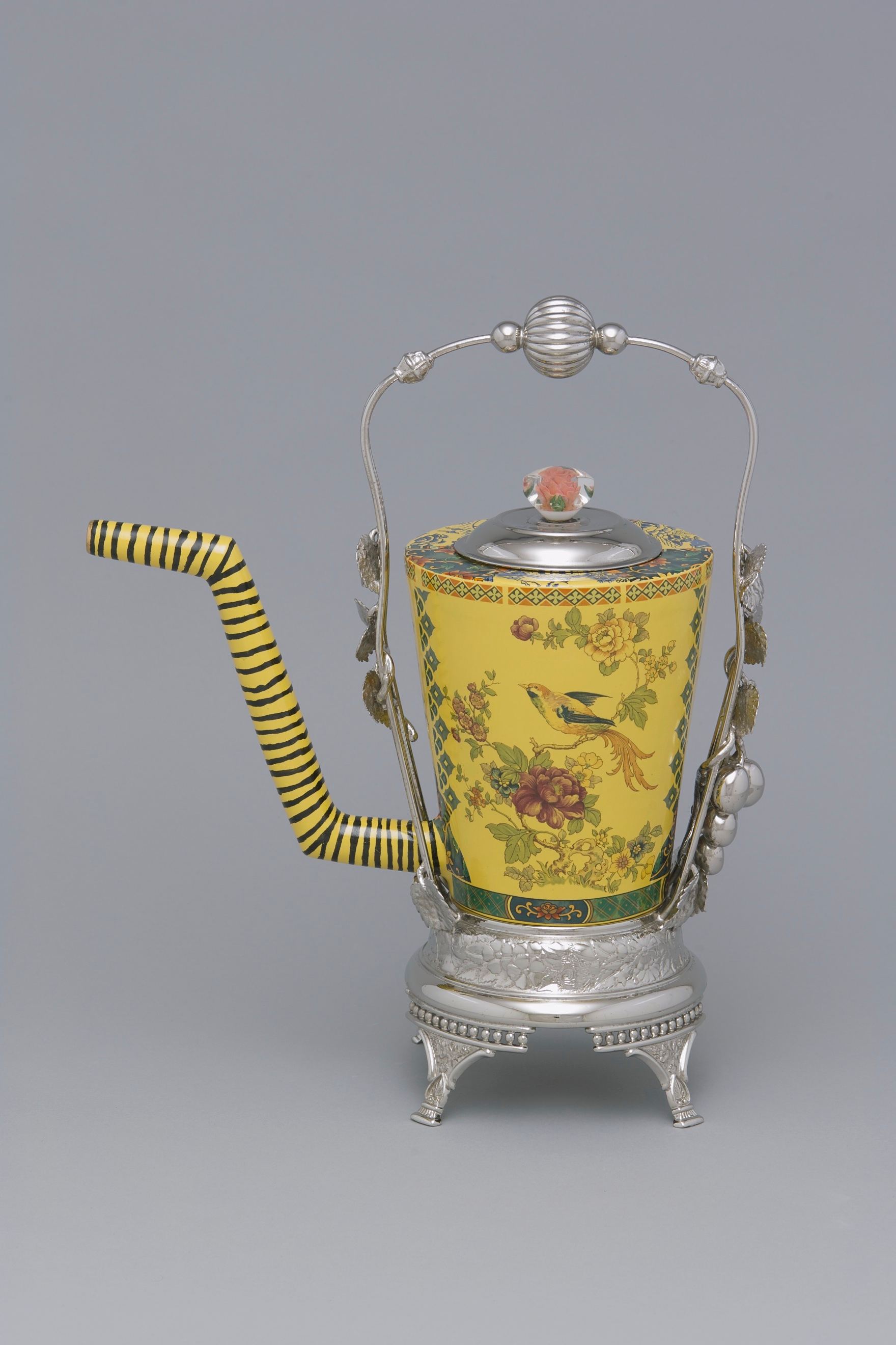 Léopold L. Foulem Théière famille jaune et son couvercle dans une monture