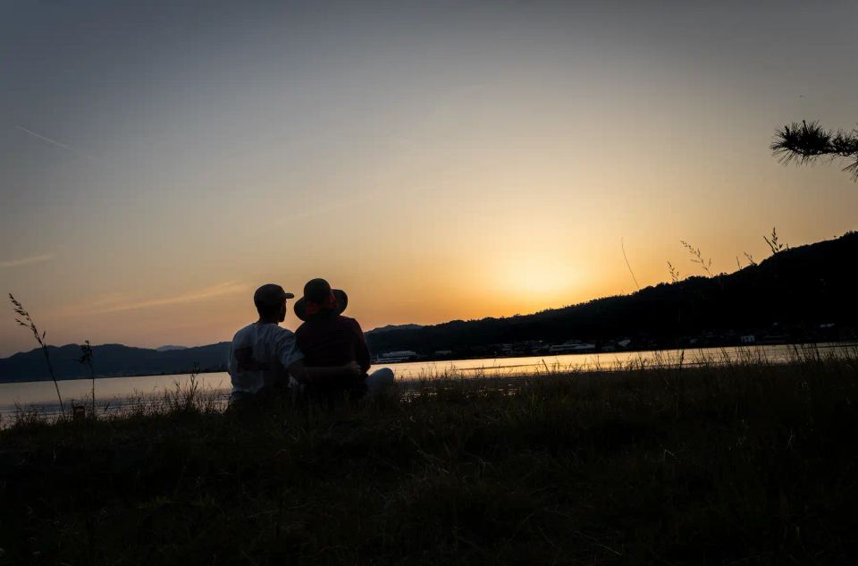 Coucher de soleil sur la plage d'Amanohashidate
