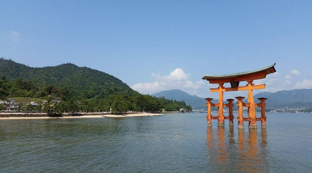 Miyajima — Un torii qui semble flotter sur l’eau, une montagne sacrée dominant la mer intérieure de Seto et des petites rues où l’on prend plaisir à se perdre : dix ans après ma première visite, Miyajima reste l’un des endroits qui m’ont le plus marquée au Japon.