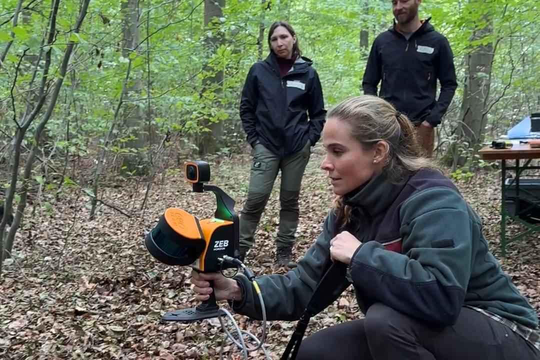 Wie wird aus einem Wald ein 3D-Modell? Ein mobiler Laserscanner zeigt, wie sich Bäume und Waldstrukturen präzise erfassen lassen.