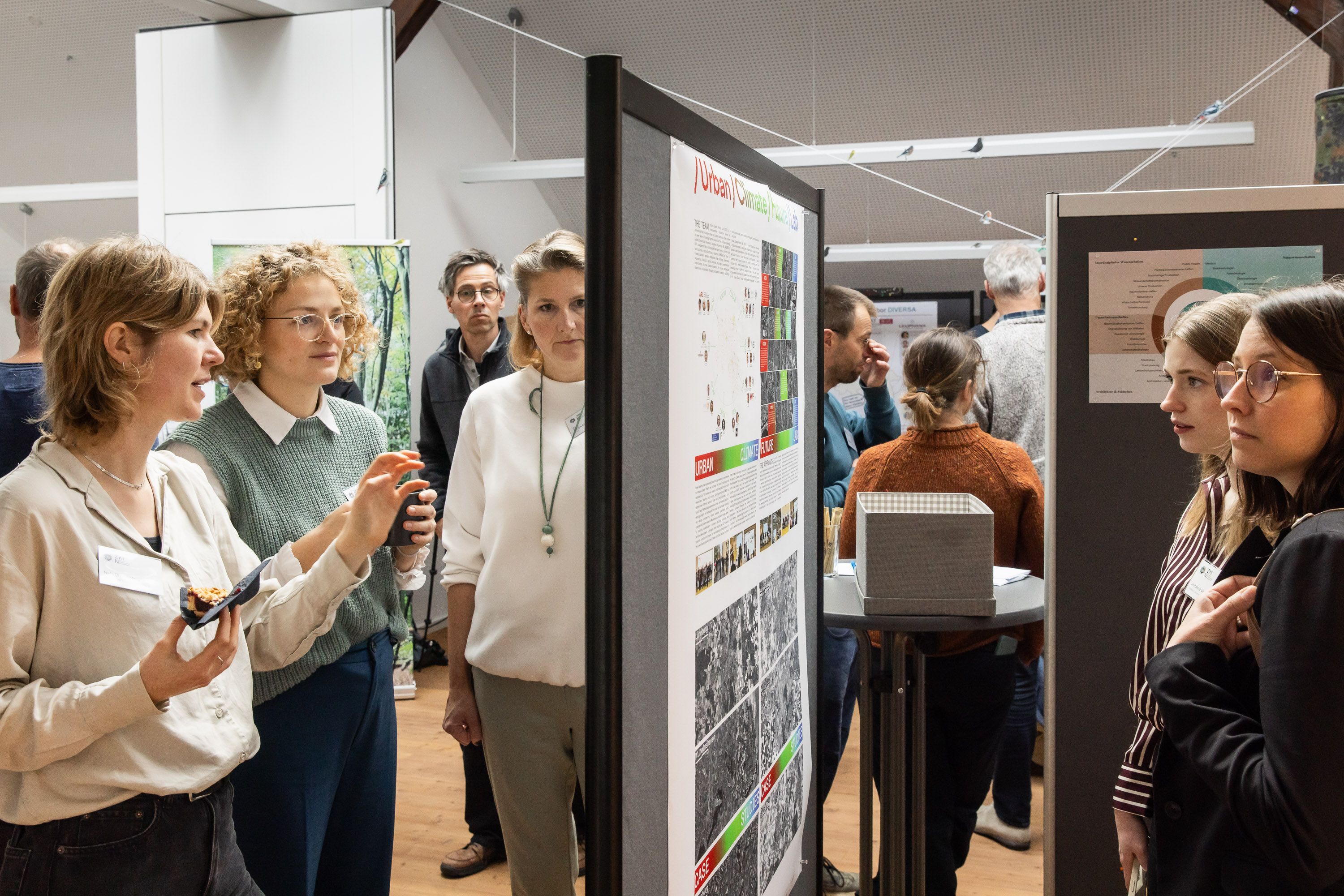 Menschen vor einem Plakat